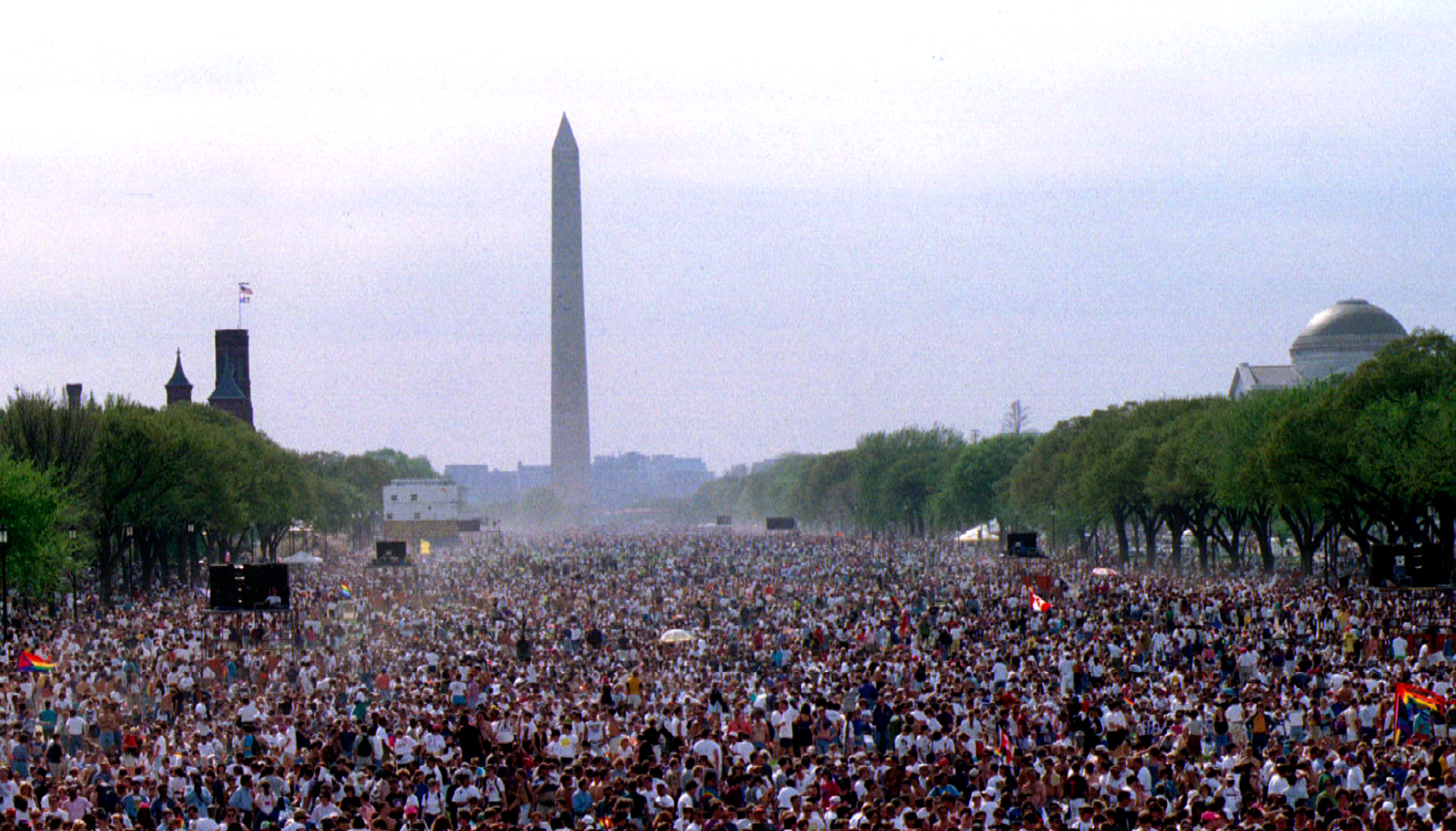 El 25 de abril de 1993, más de un millón de personas se juntó para la Marcha en Washington por los Derechos de las Lesbianas y los Gays ante la ley
