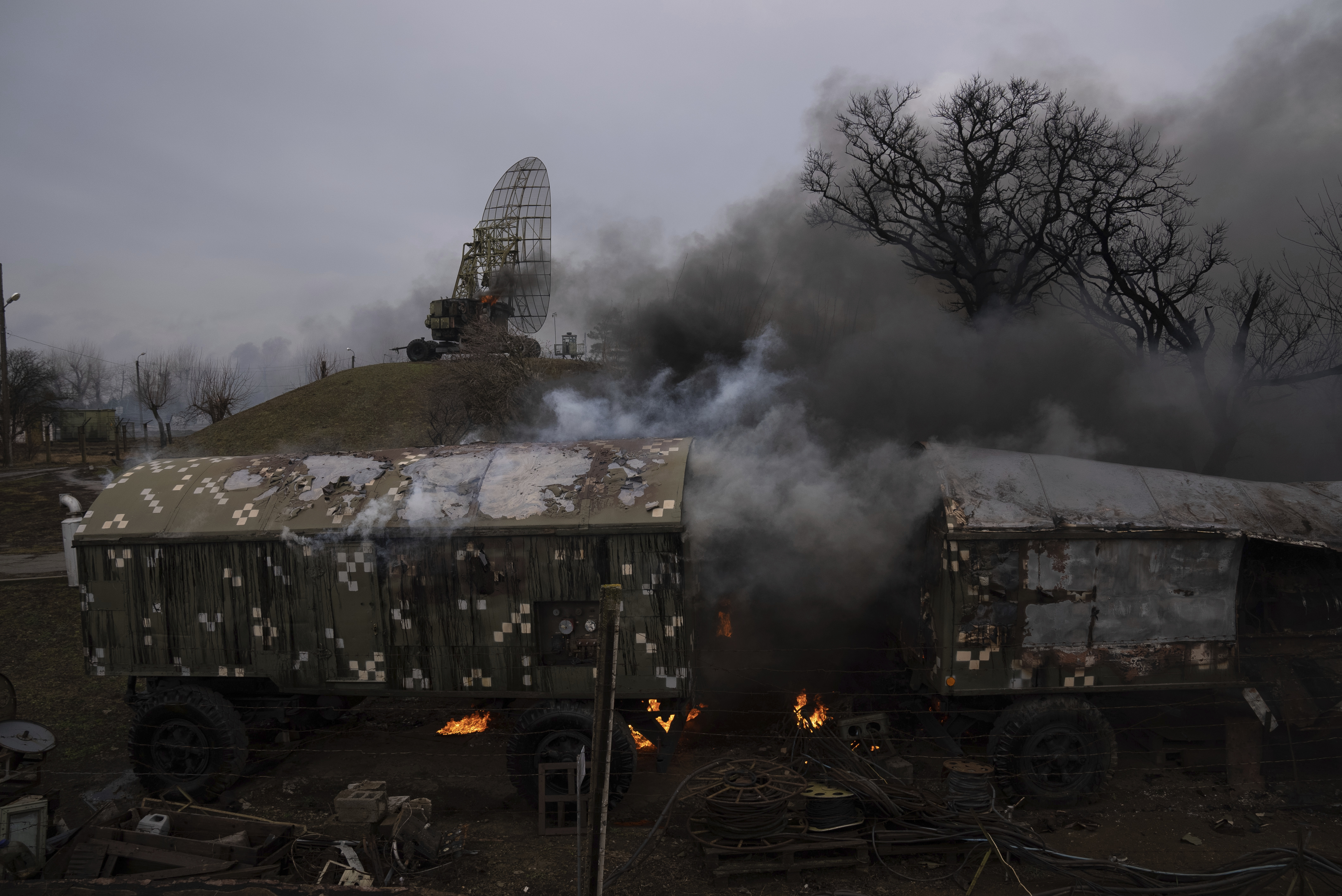 El humo se eleva desde una base de defensa aérea después de un aparente ataque ruso en Mariupol. (AP Photo/Evgeniy Maloletka)