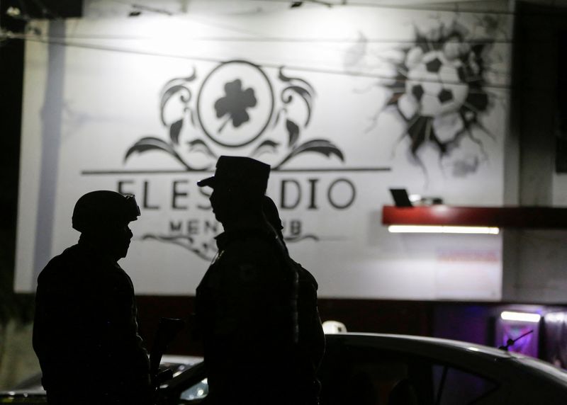 Miembros de fuerzas de seguridad hacen guardia afuera de un club nocturno donde clientes fueron asesinados y otros heridos por un grupo armado en Apaseo El Grande, en el estado Guanajuato, México. 12 de marzo de 2023. REUTERS/Sergio Maldonado