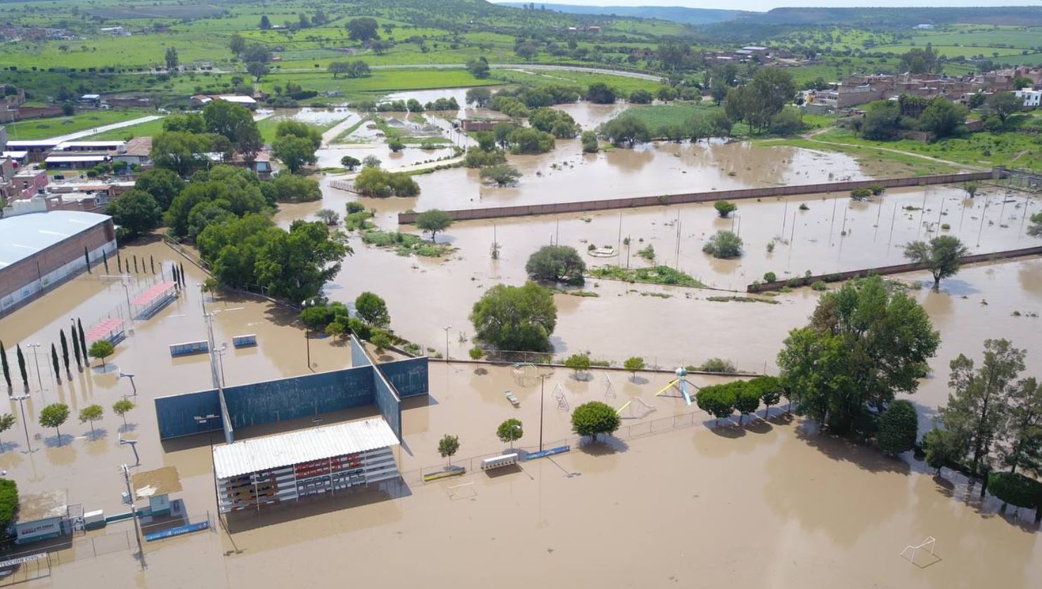Intensa lluvia en Jalisco desbordó el río San Miguel el Alto (Foto: @EnriqueAlfaroR)