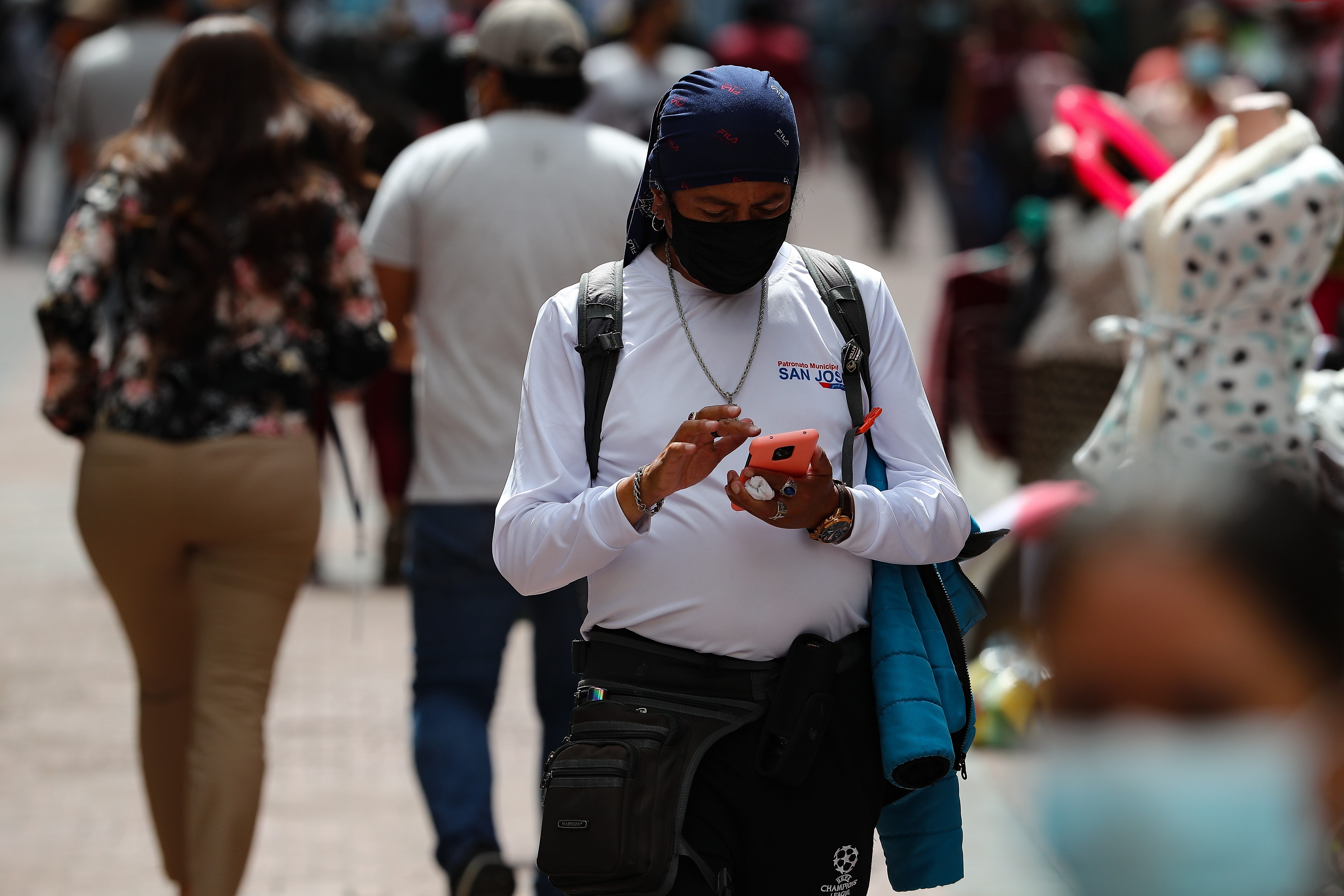 Una persona revisa su celular en las calles de Quito (Ecuador), en una fotografía de archivo. EFE/José Jácome
