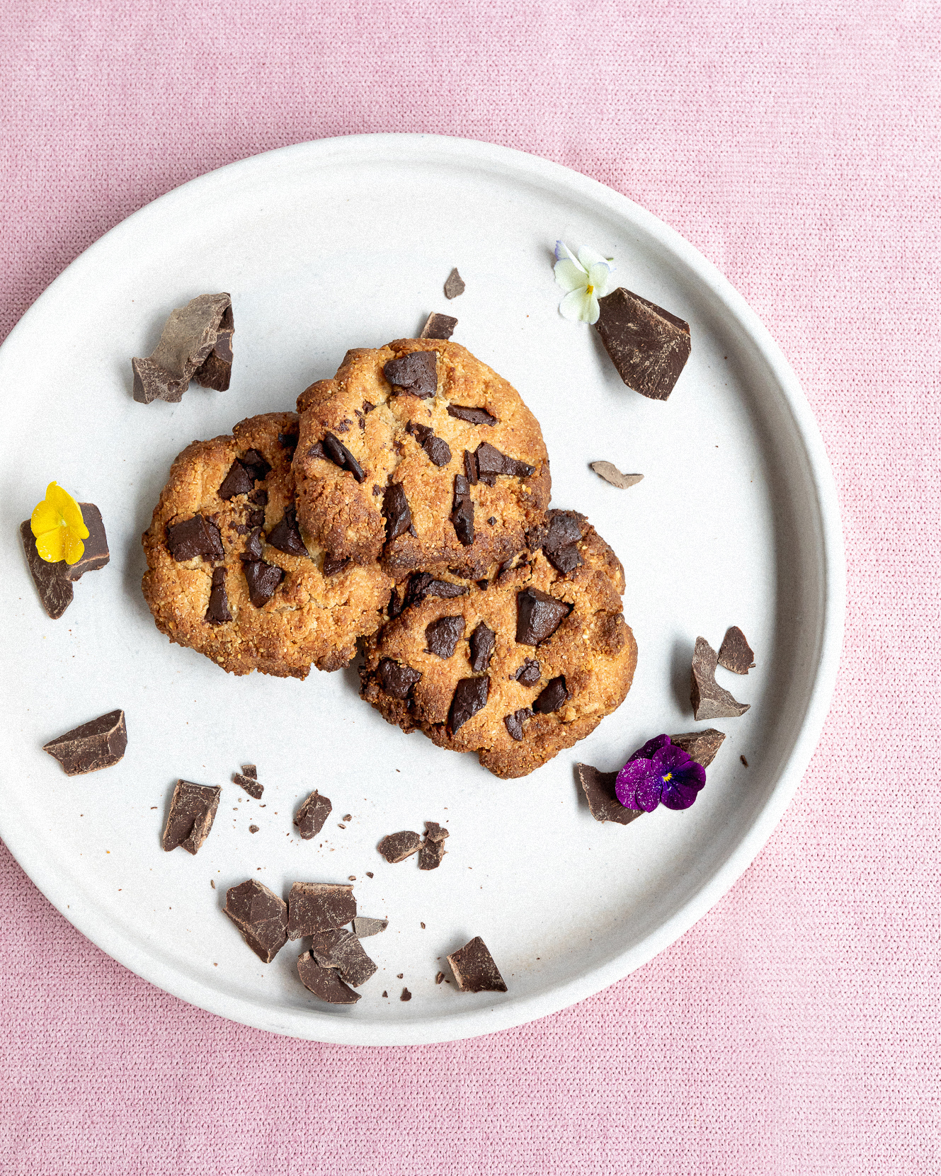 Esta receta de cookies clásicas con chips de chocolate es perfecta para preparar con niños, para compartir con amigos o para hacer un regalo 