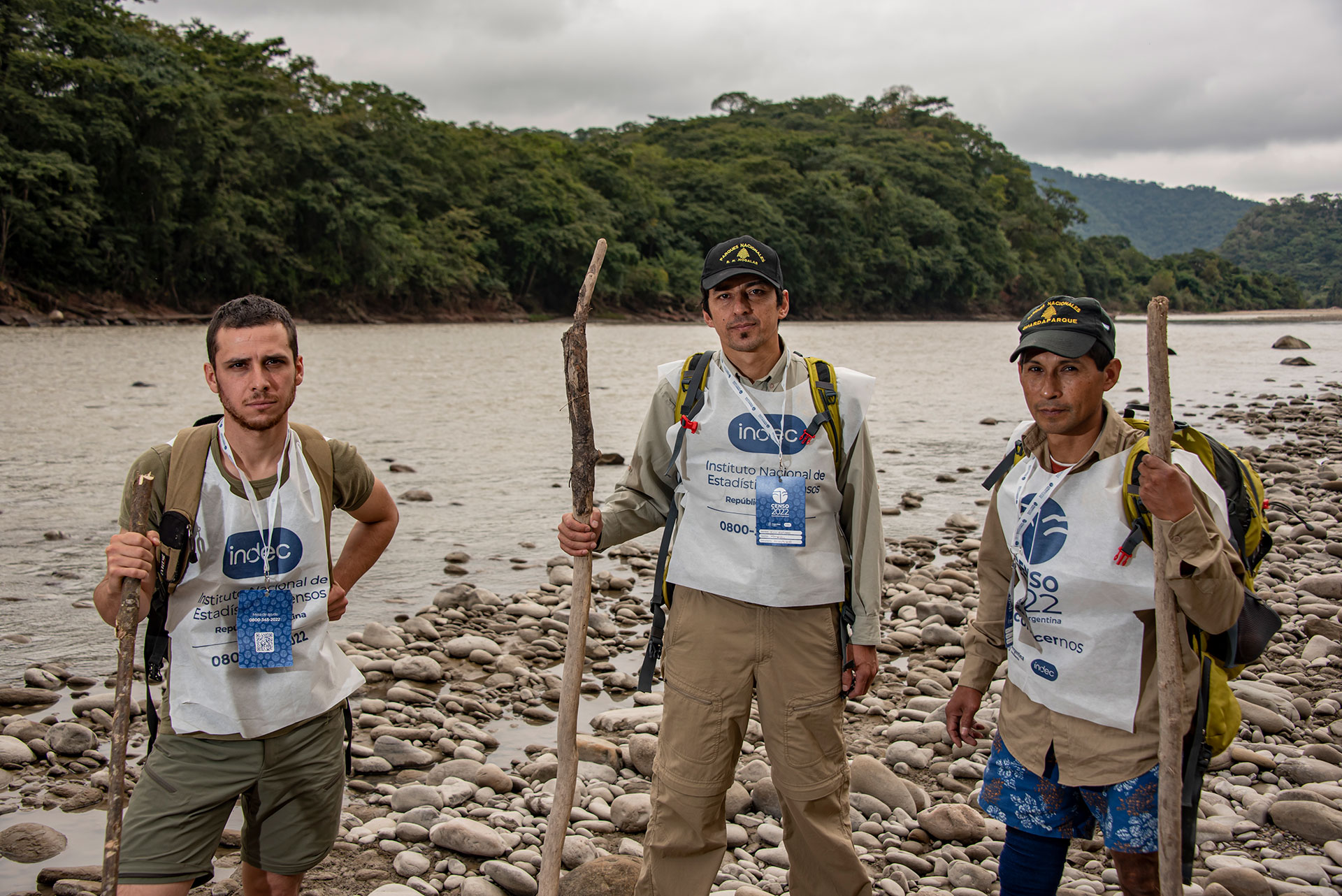 Juan Cuhna, Elio Romero y Clemente Espinoza, censistas de Parques Nacionales, antes de cruzar a pie el Bermejo (Gentileza Juan Mateo Aberastain - Parques Nacionales)