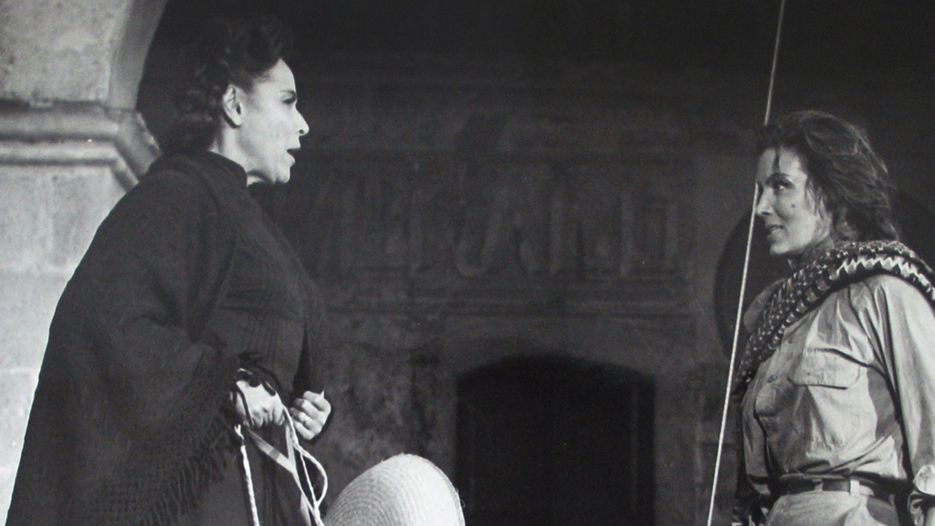 María Félix y Dolores del Río en la película "La Cucaracha" (Foto: Twitter@CinetecaMexico)