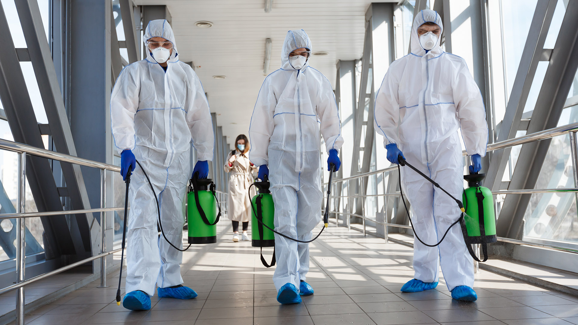 La sanitización constante es fundamental en la lucha contra el virus SARS-CoV-2 (Shutterstock)