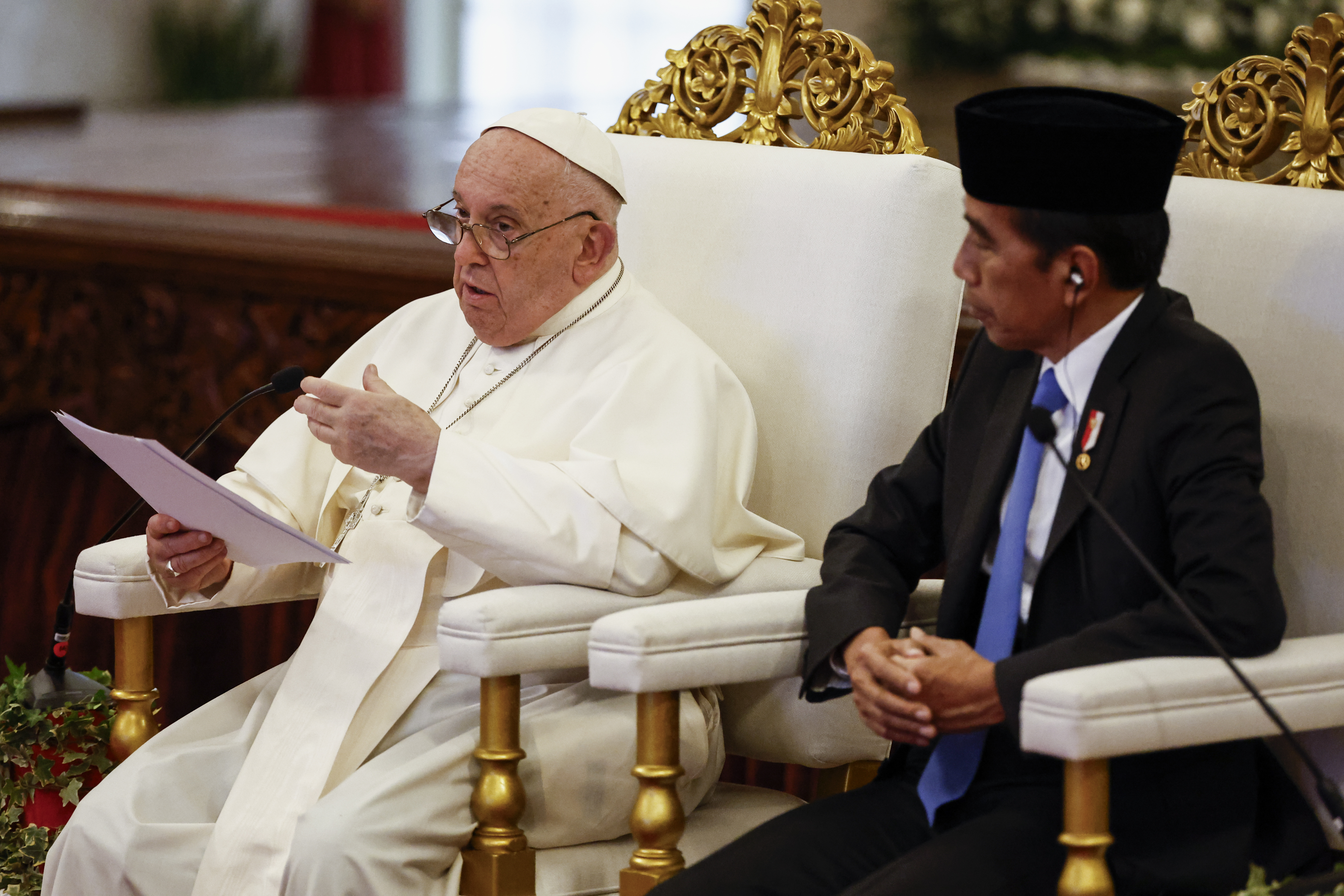 El papa Francisco elogió a los indonesios por sus familias numerosas y sugirió que en otros países eligen a tener mascotas en lugar de hijos