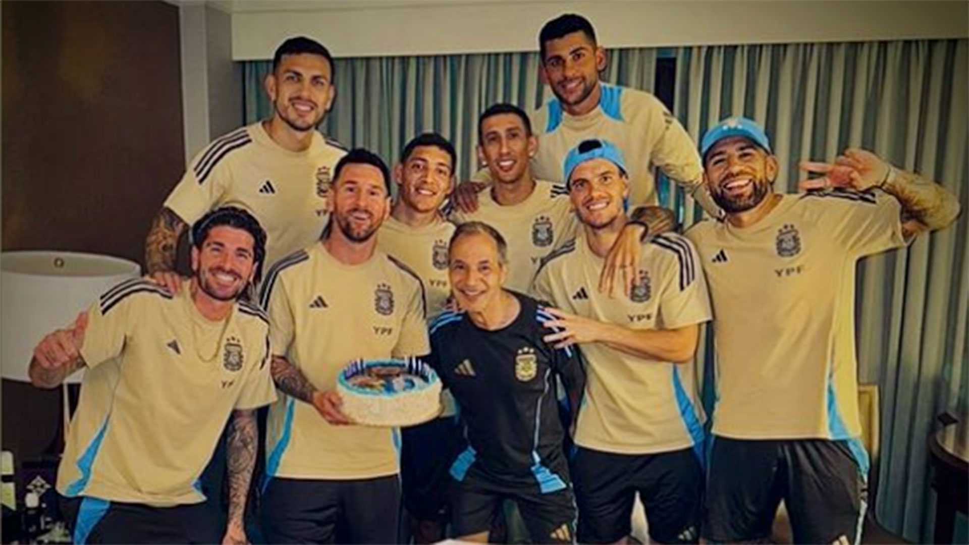 Un golpe de atr&aacute;s, una pelea y una promesa: la historia detr&aacute;s del primer cumplea&ntilde;os que Messi pas&oacute; concentrado con la Selecci&oacute;n