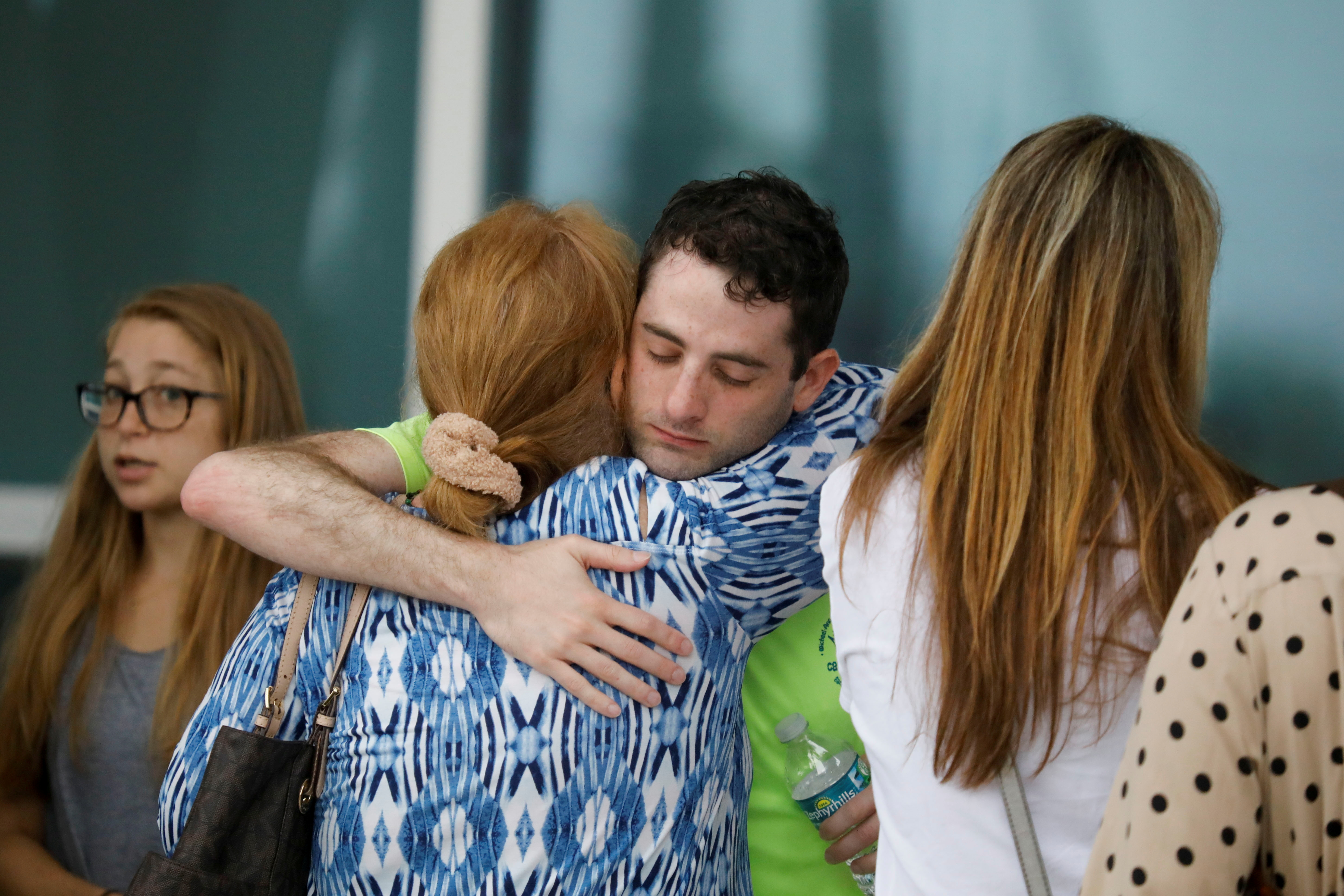 Parientes de las víctimas tras el derrumbe. (REUTERS/Marco Bello)