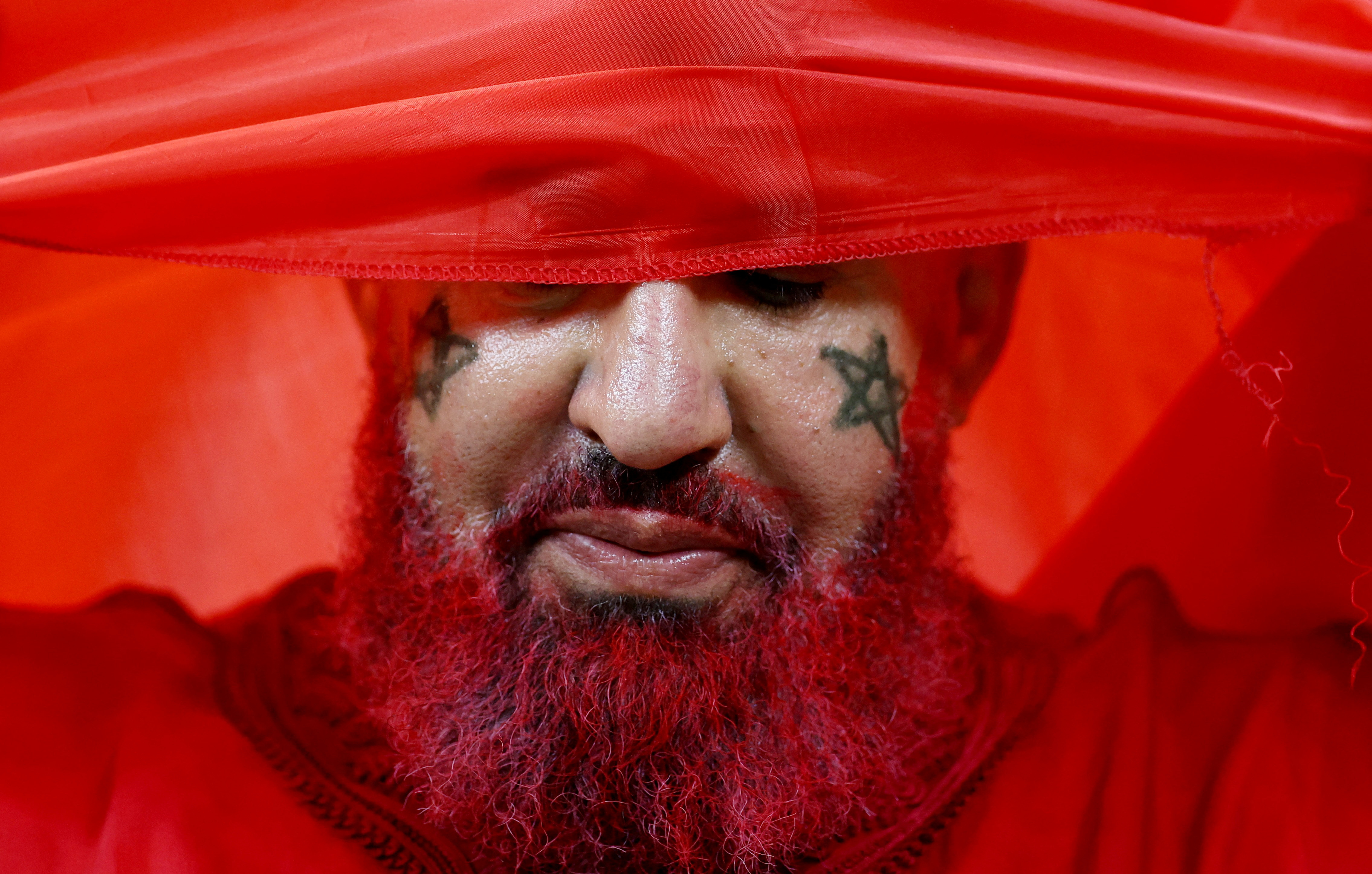 El dolor de un simpatizante marroquí tras la eliminación en semifinales de la Copa del Mundo (REUTERS/Carl Recine)