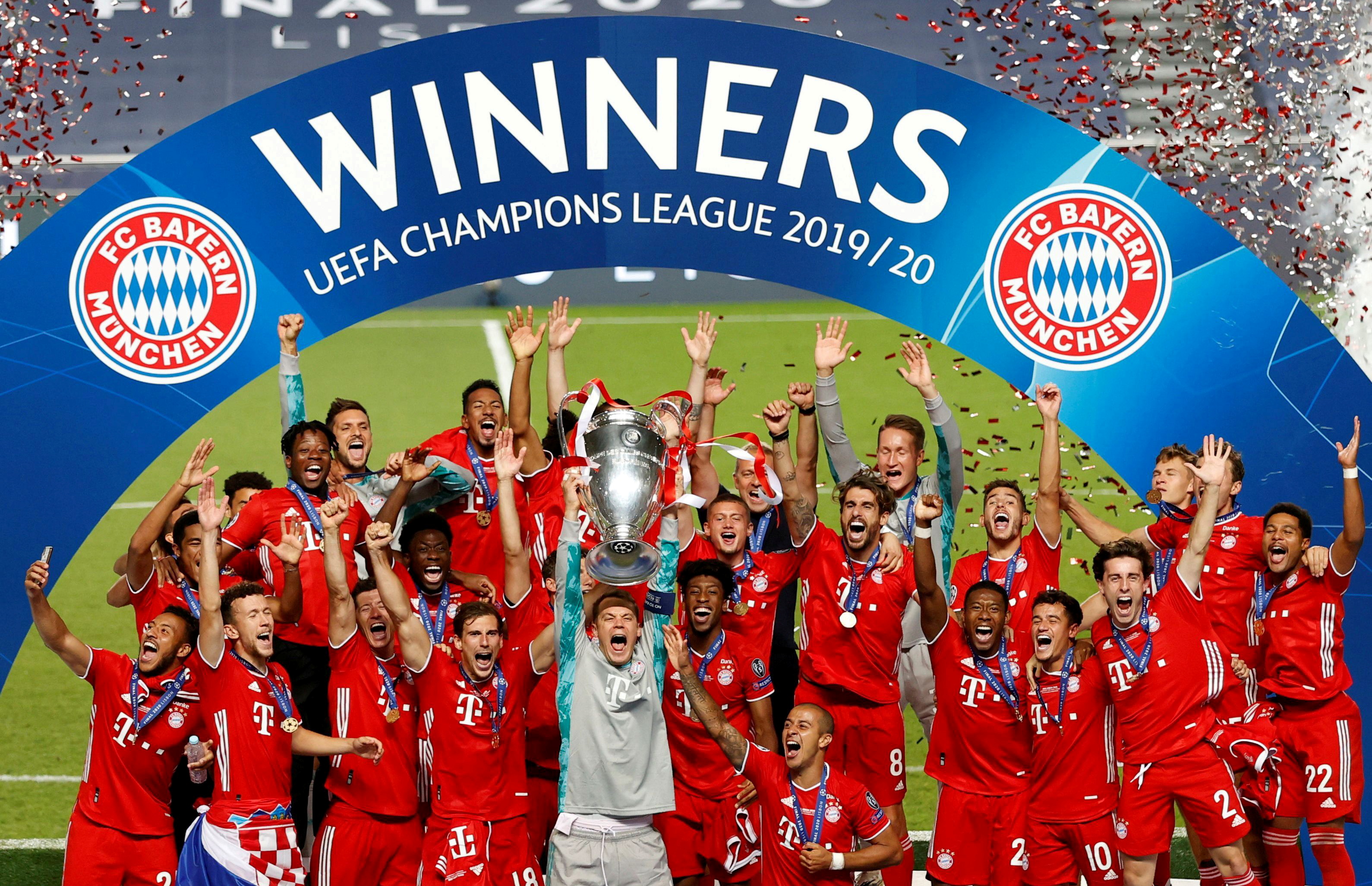 Manuel Neuer junto a sus compañeros celebran con el trofeo tras ganar la Champions League en agosto de 2020 (REUTERS/Matthew Childs/Pool/archivo)
