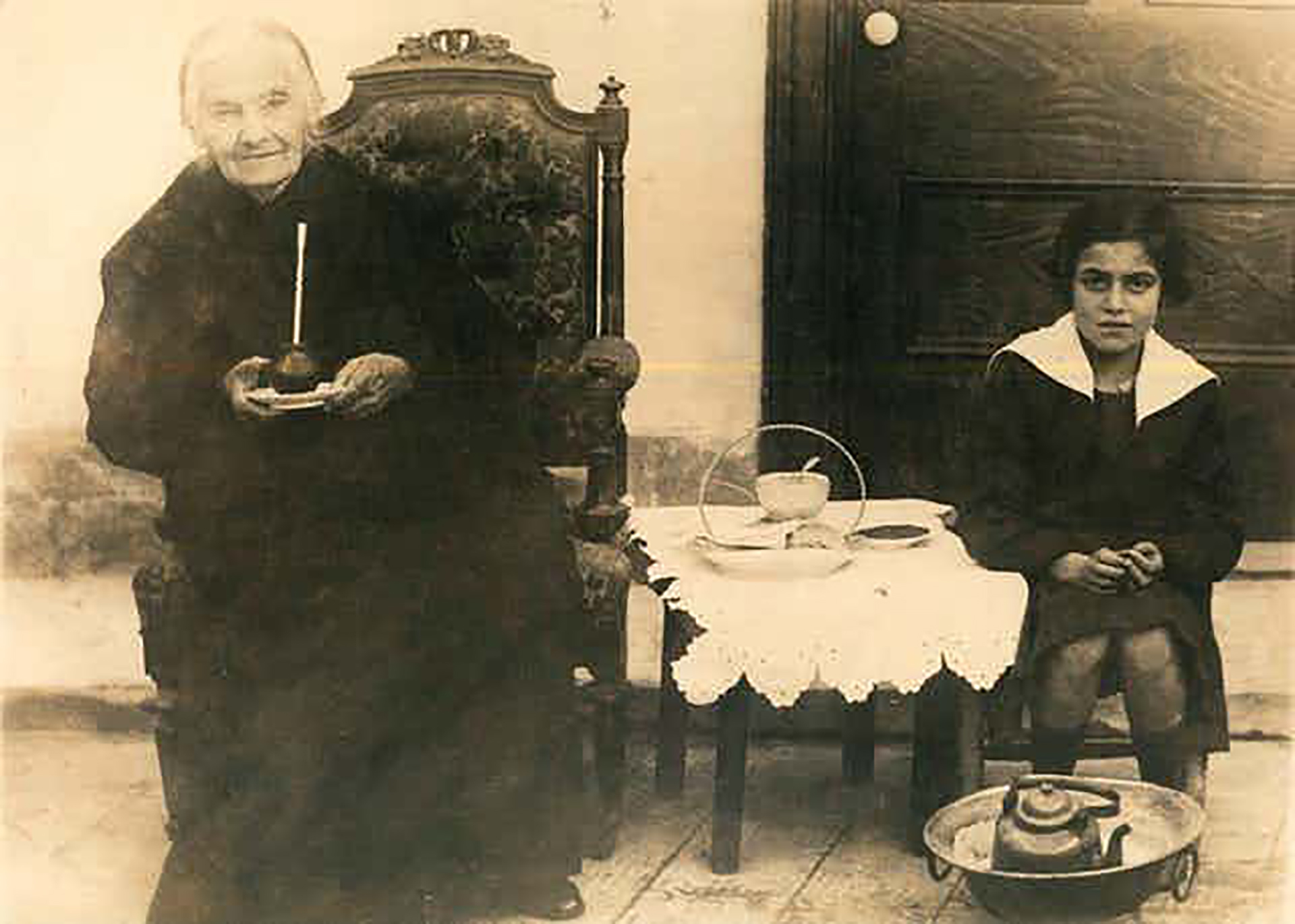 Gabriela Mistral cuando niña, junto a su abuela paterna, Isabel Villanueva. Wikimedia Commons