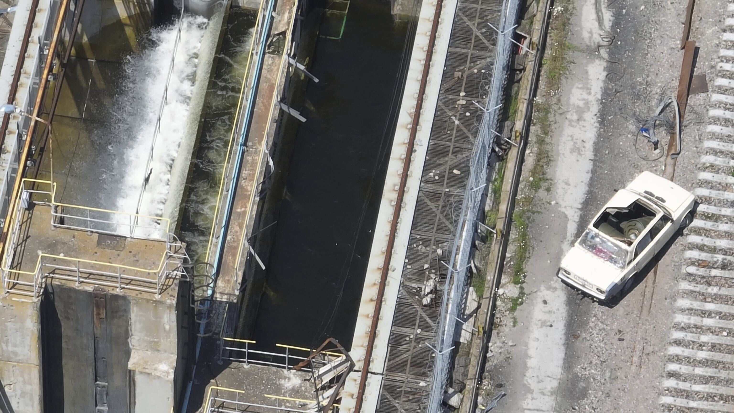 Un auto modificado, con aparentes explosivos, visto desde un drone el 28 de mayo, días antes de la destrucción de la presa (via AP)