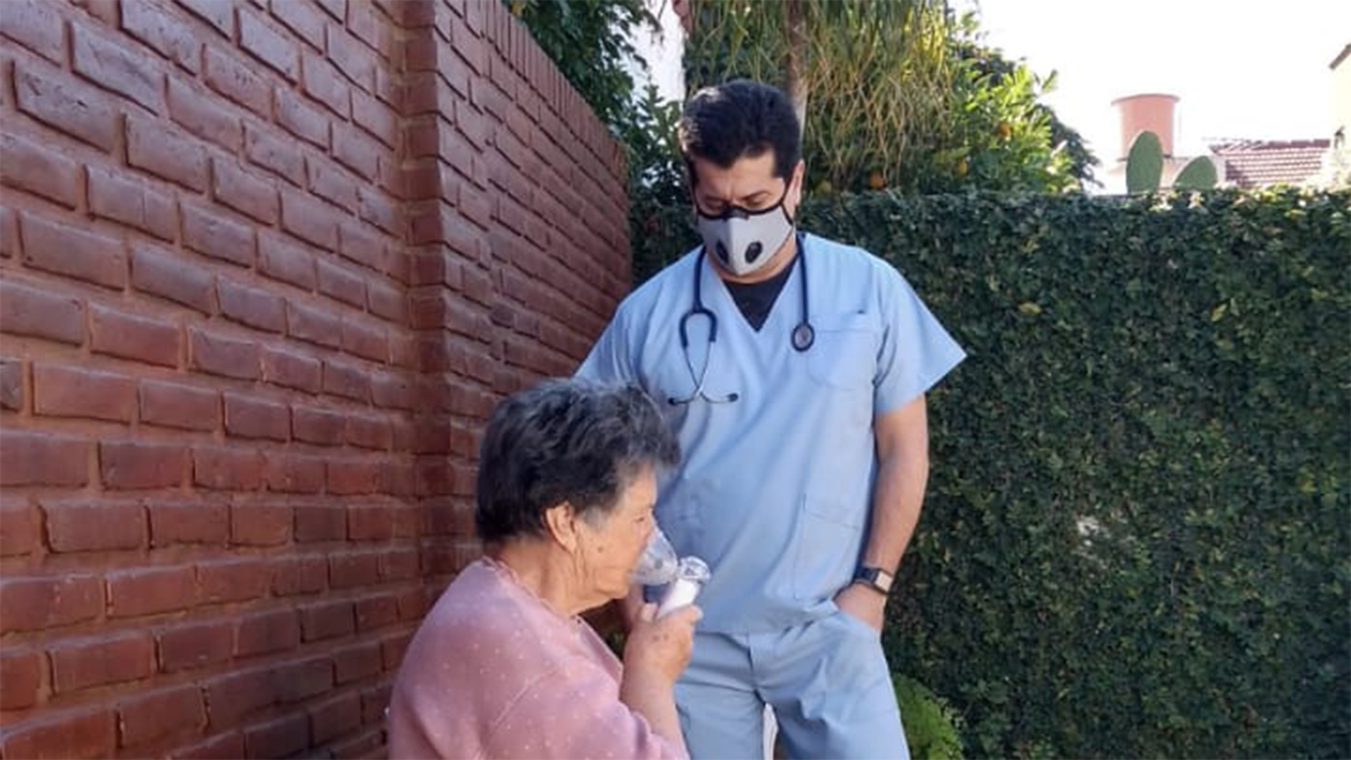 El Dr. Villar chequeando a una paciente con un nebulizador portátil y a pila con tecnología MESH