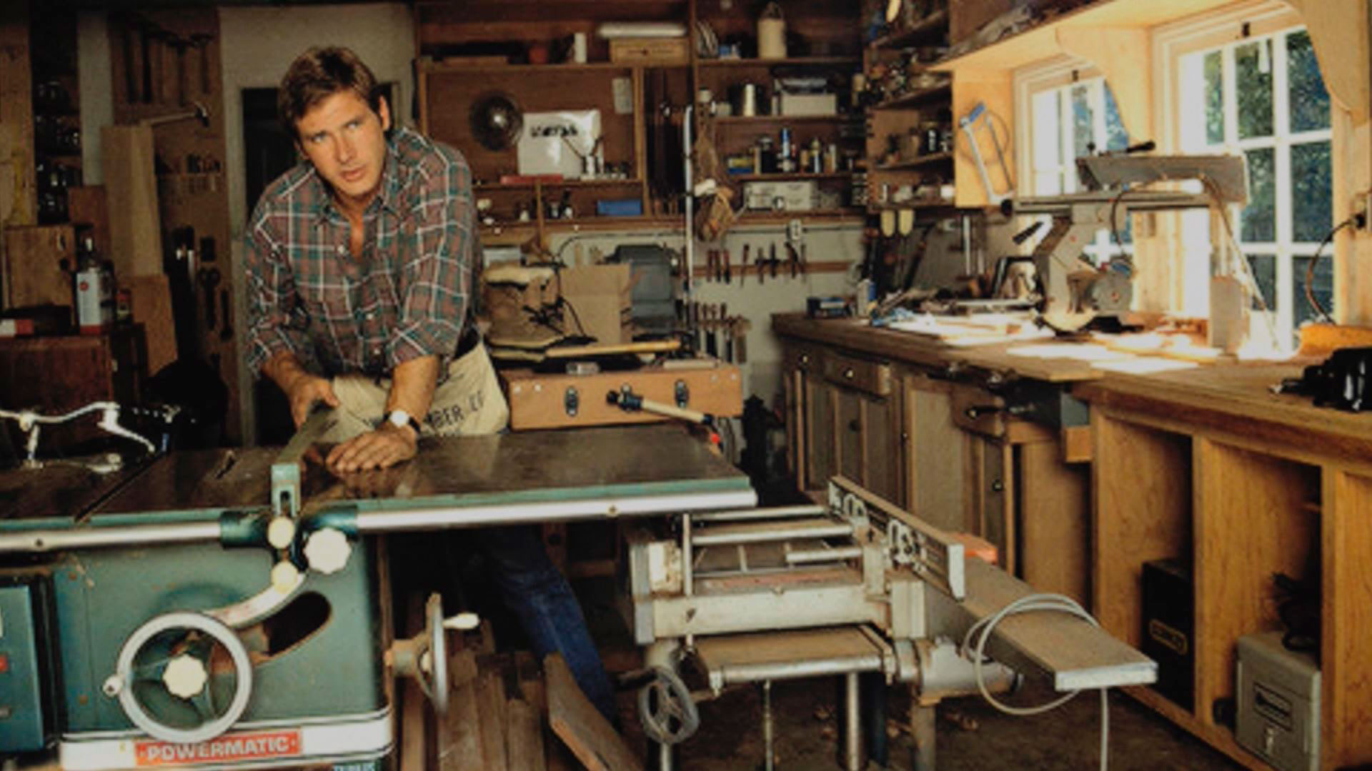 Harrison Ford desempeñándose como carpintero
