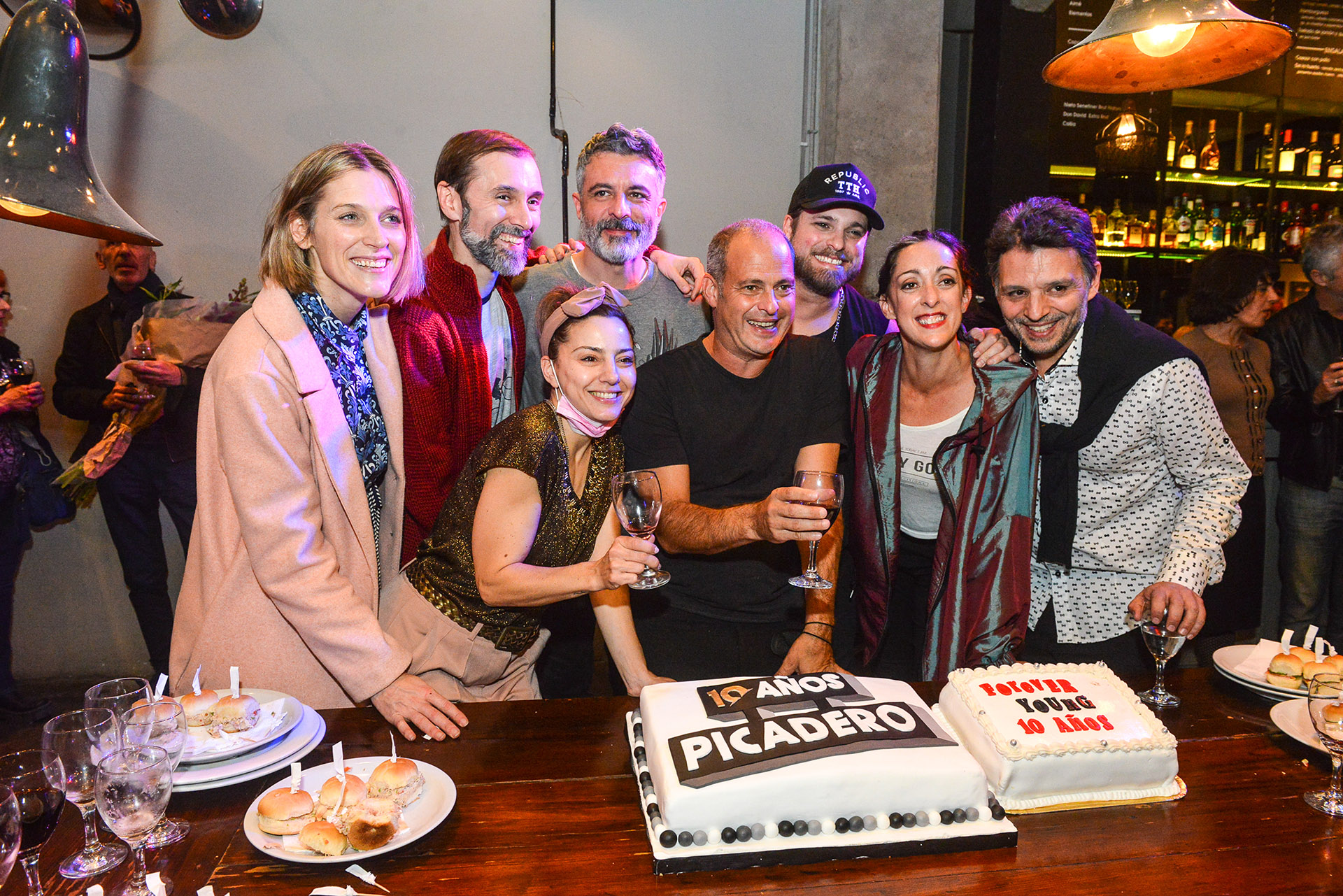After the show, a cocktail party was held with the cast of Forever Young and celebrity guests.  Sebastián Blutrach accompanied by Ivanna Rossi, Wally Canella, Christian Giménez, Germán Tripel, Andrea Lovera and Hernán Matorras