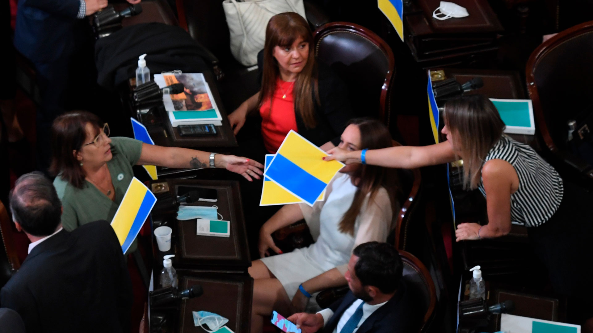 Los diputados de la oposición repartieron bandera de Ucrania, en apoyo a ese país que es invadido por Rusia 