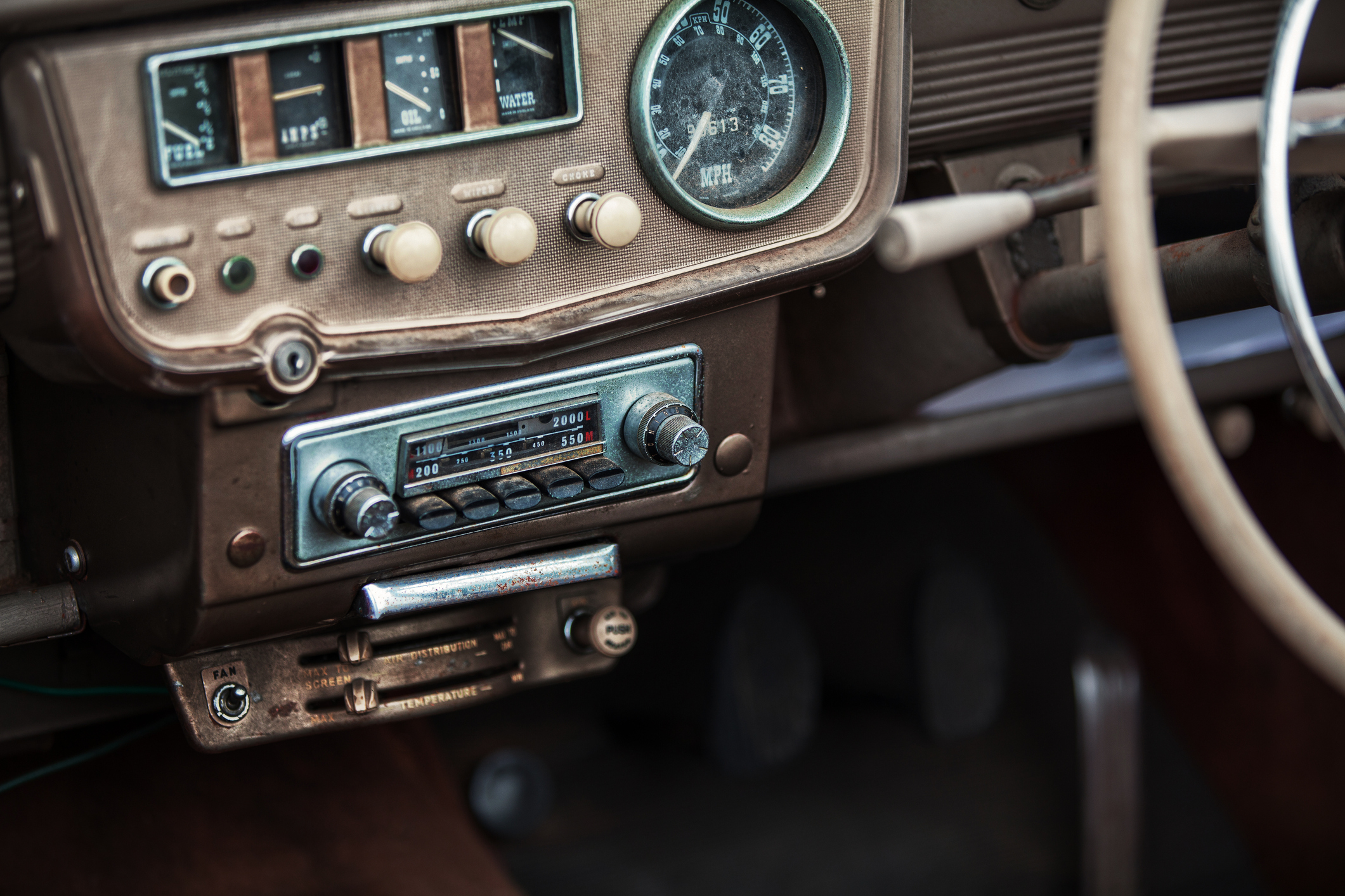 La radio AM en un auto ha sido la gran compañía de los conductores que pasan mucho tiempo al volante, pero cada dia se escucha menos