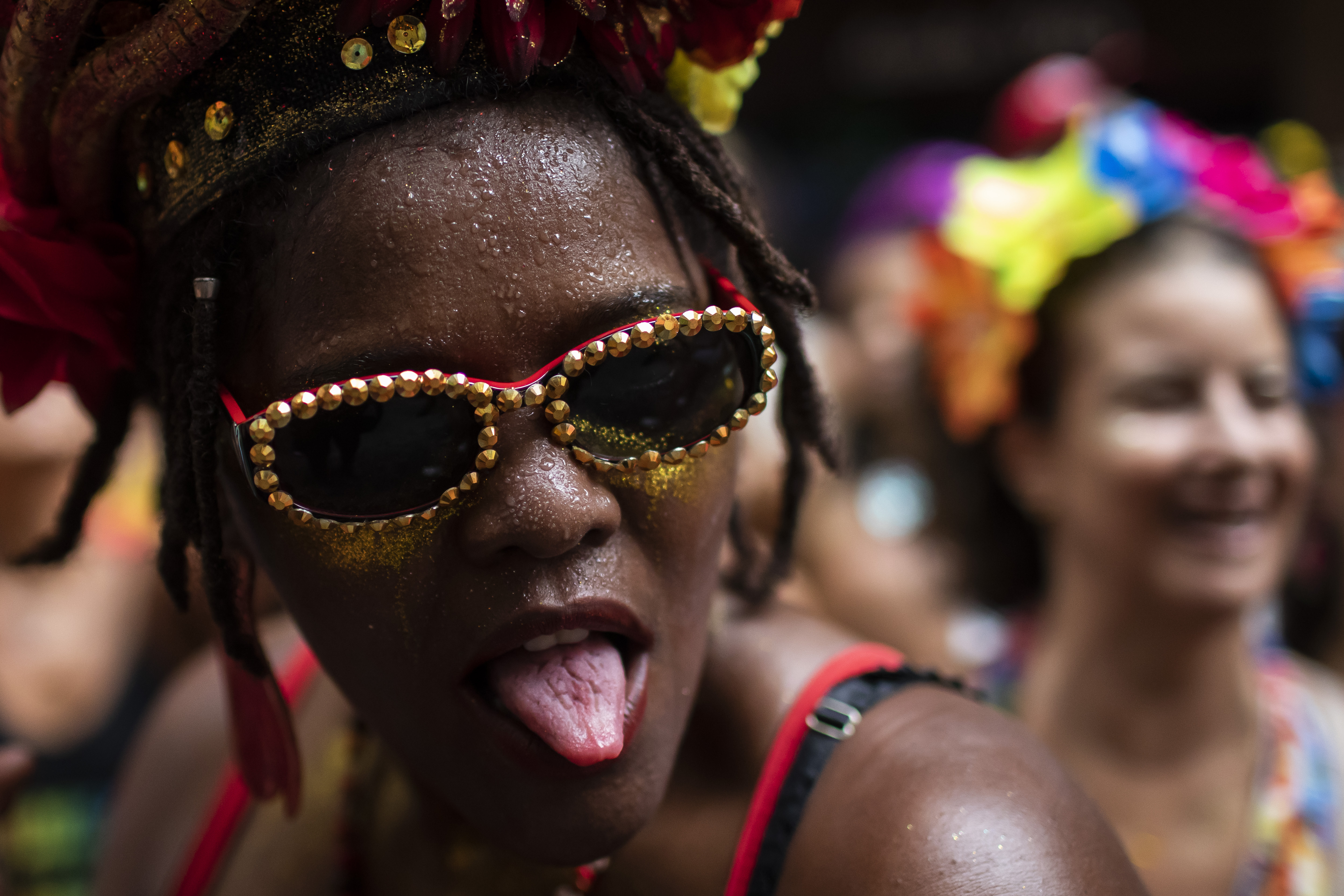 Una juerguista saca la lengua durante una fiesta previa al Carnaval organizada por el grupo "Cordao do Boitata", en Río de Janeiro, Brasil, el 12 de febrero de 2023. Los fiesteros toman las calles para asistir a fiestas al aire libre organizadas por los llamados blocos antes del inicio oficial del Carnaval el 17 de febrero. (AP Foto/Bruna Prado)
