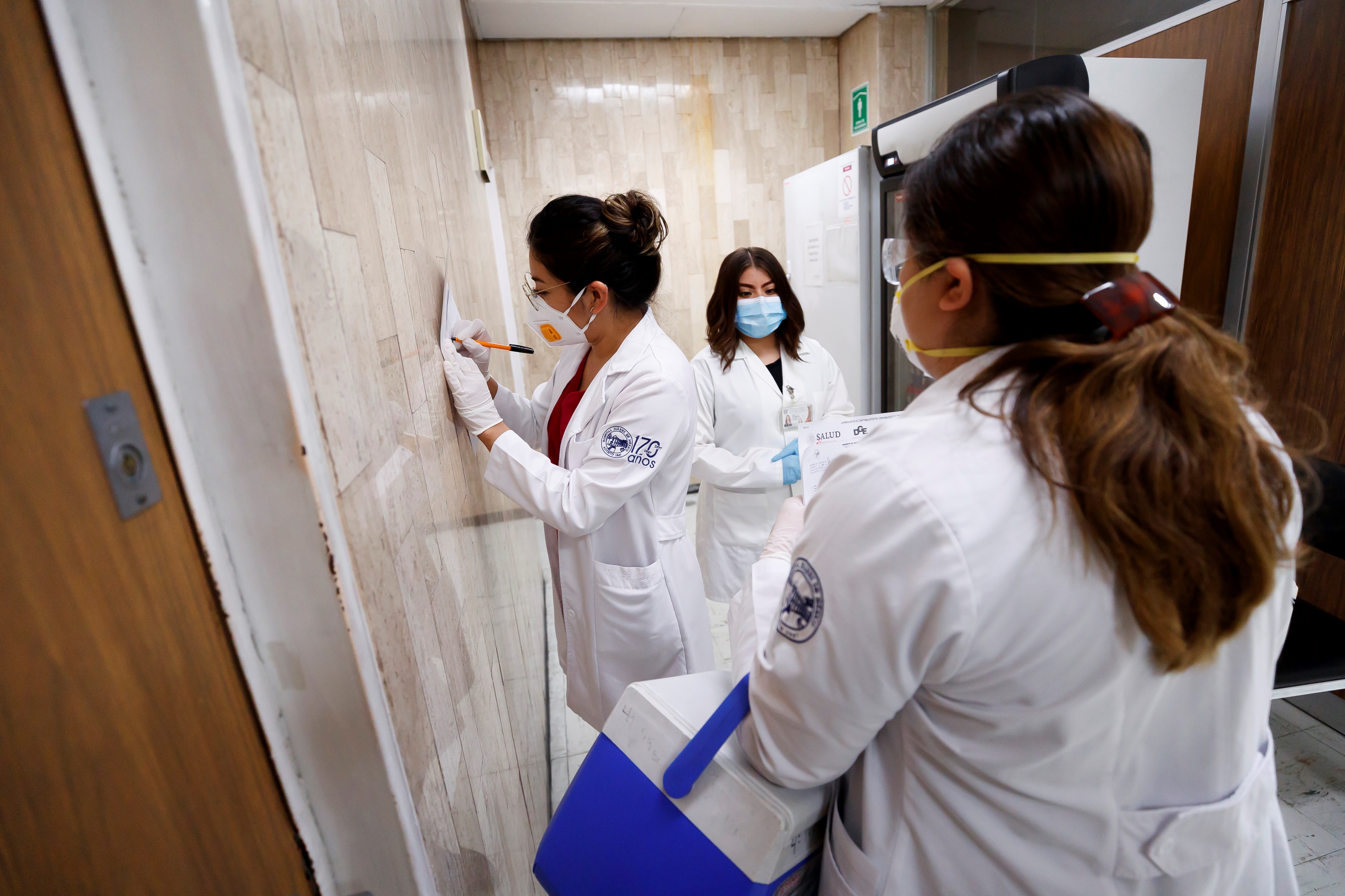 Personal médico realiza sus labores en el Hospital Juárez de México, en una visita de rutina en pacientes COVID (EFE/José Méndez)
