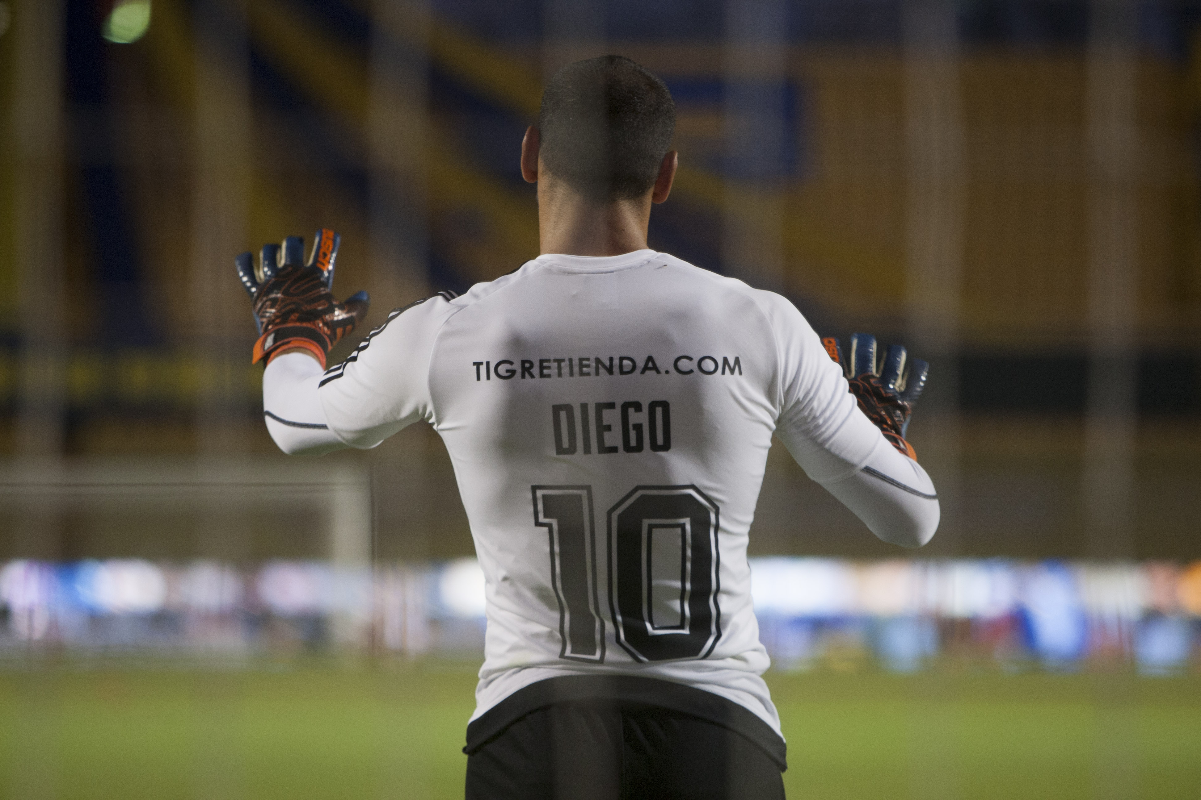 El arquero de Tigres, Nahuel Guzmán, viste una camiseta con el número 10 y el nombre de Diego para rendir homenaje a la leyenda del fútbol argentino Diego Maradona el día después de su muerte durante el partido de ida de cuartos de final del torneo Apertura 2020 de México contra Tigre en el estadio Universitario de Monterrey, México, el 26 de noviembre de 2020.