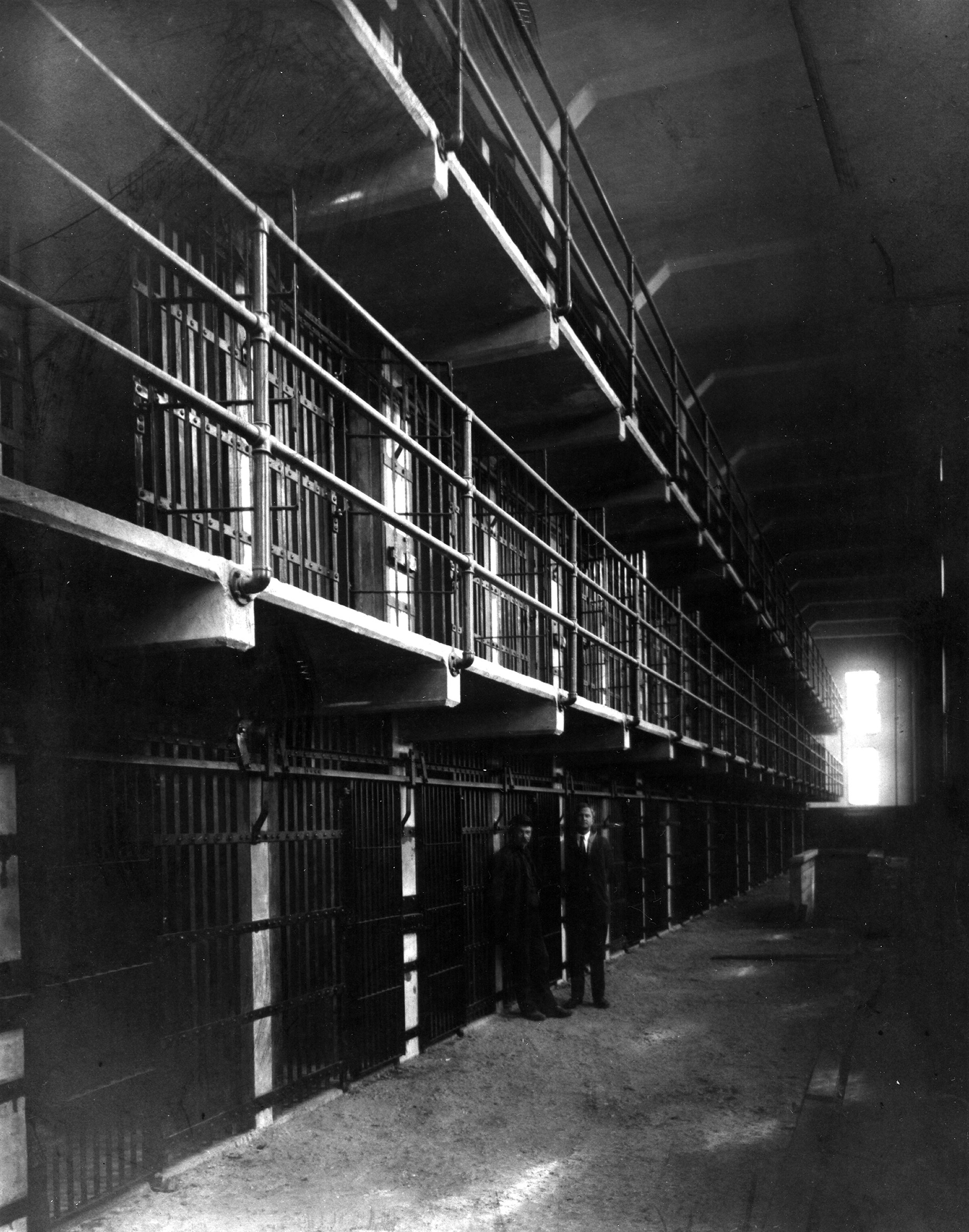 Una vista de las celdas de Alcatras de una imagen tomada en 1911 (PhotoQuest/Getty Images)