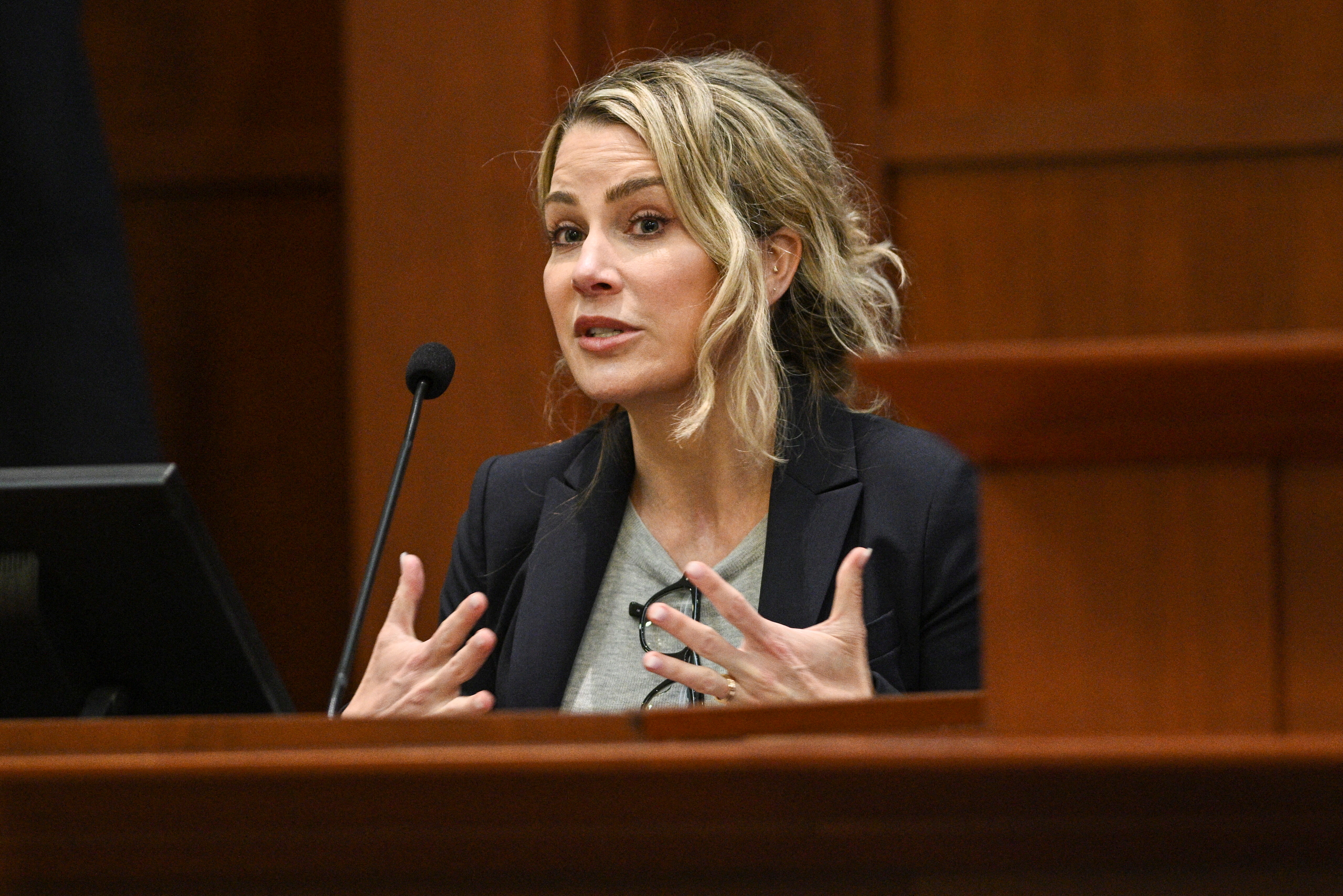 La psicóloga clínica y forense Dra. Shannon Curry testifica durante el juicio por difamación de Johnny Depp contra su ex esposa Amber Heard en el juzgado del condado de Fairfax en Fairfax, Virginia, EE. UU., el 26 de abril de 2022. Brendan Smialowski/Pool vía REUTERS