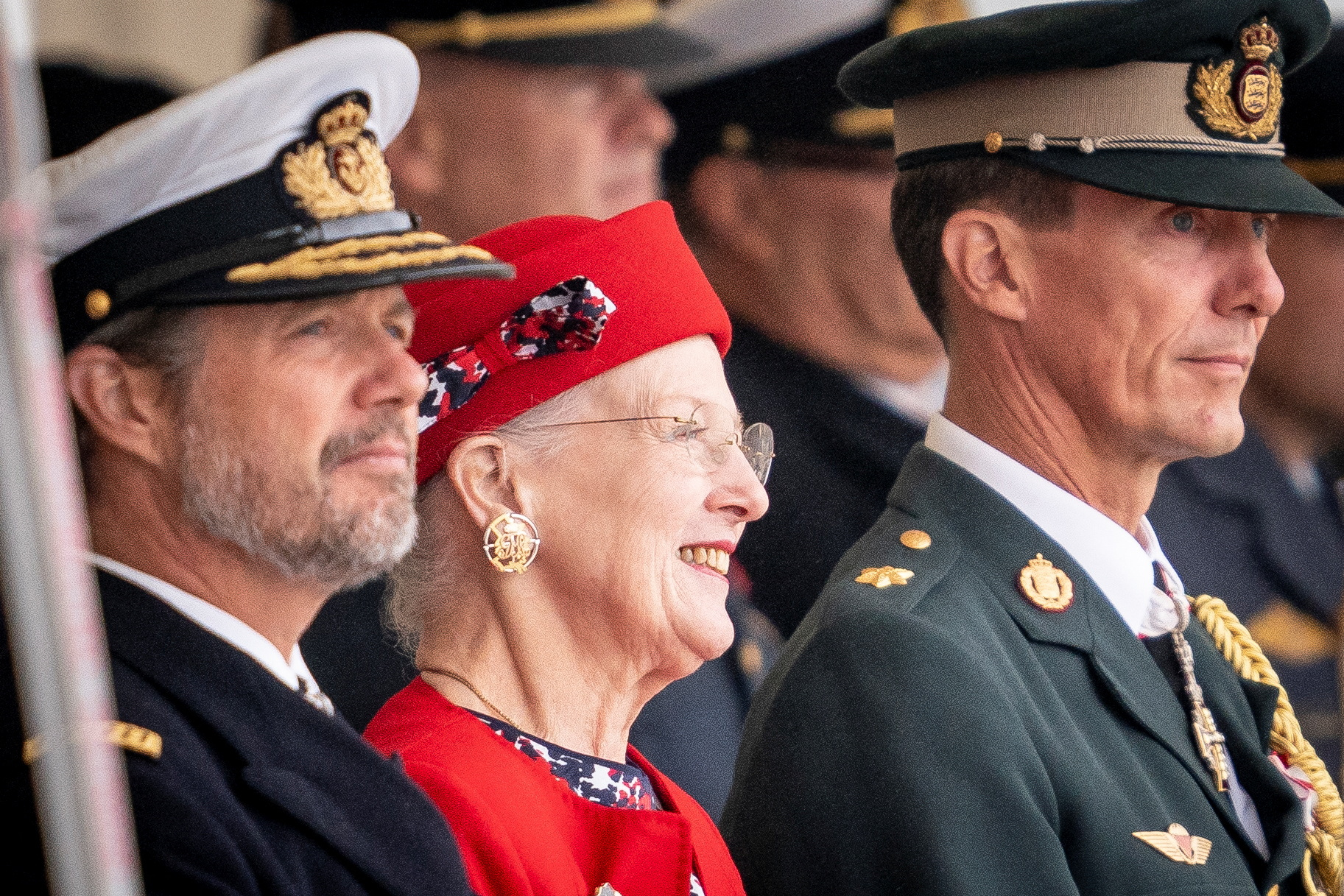El príncipe heredero Frederik y el príncipe Joachim de Dinamarca junto a su madre la reina Margarita II (REUTERS )