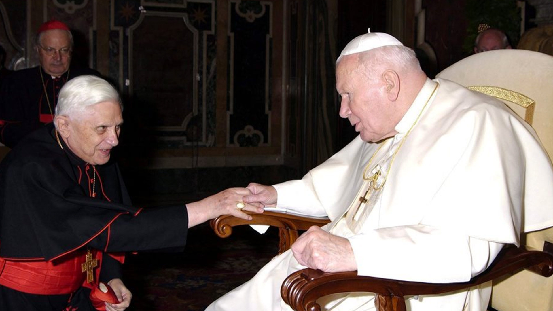Benedicto XVI cuando todavía era solo Joseph Ratzinger, con a Juan Pablo II durante una reunión en El Vaticano. (AFP)