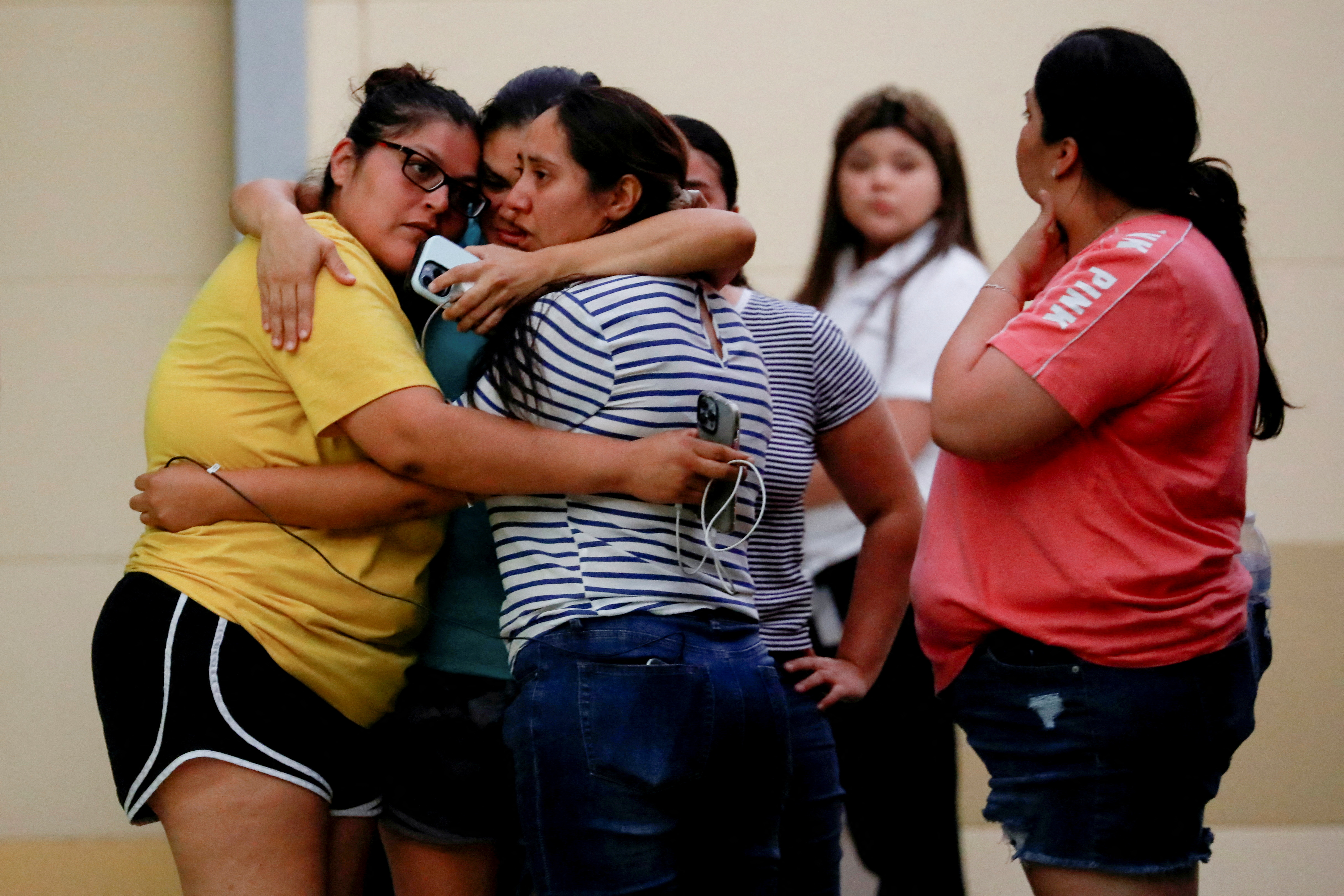 Familiares de alumnos esperan por noticias de las víctimas (Reuters)