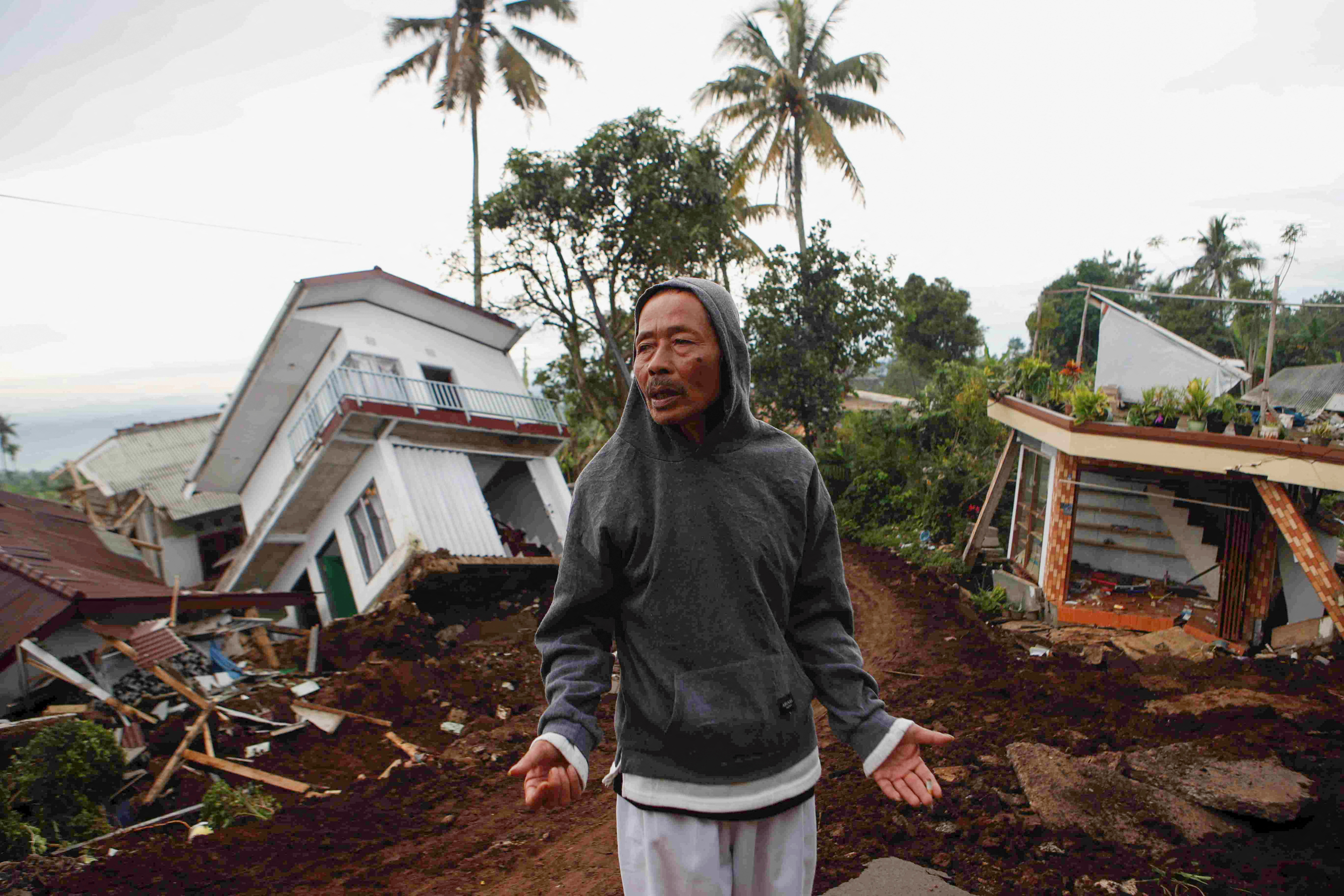 El sismo dañó al menos 56.000 viviendas y desplazó a unas 36.000 personas  (REUTERS/Ajeng Dinar Ulfiana)