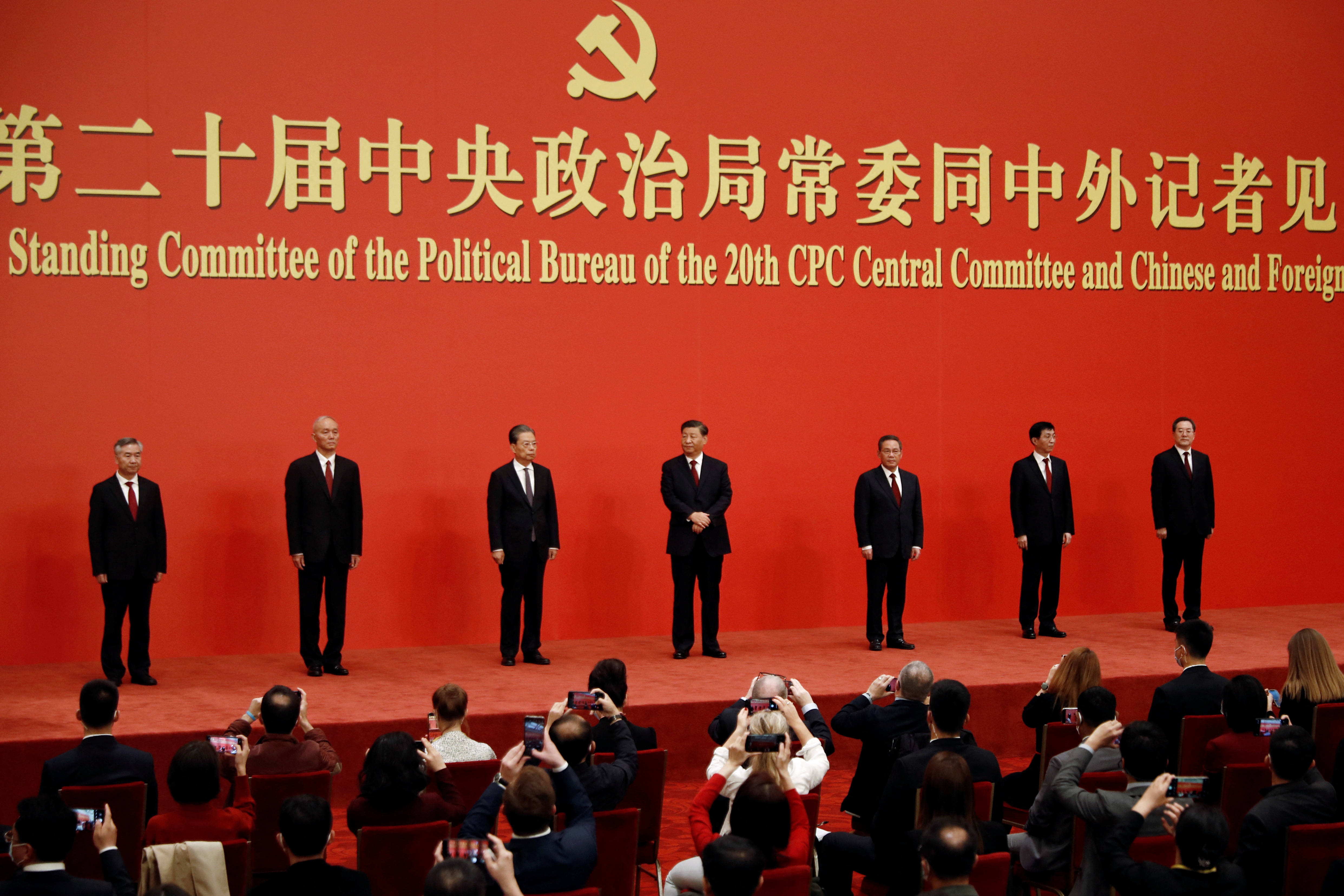 El nuevo Politburó del Comité Permanente: Xi Jinping, Li Qiang, Zhao Leji, Wang Huning, Cai Qi, Ding Xuexiang y Li Xi (Reuters)