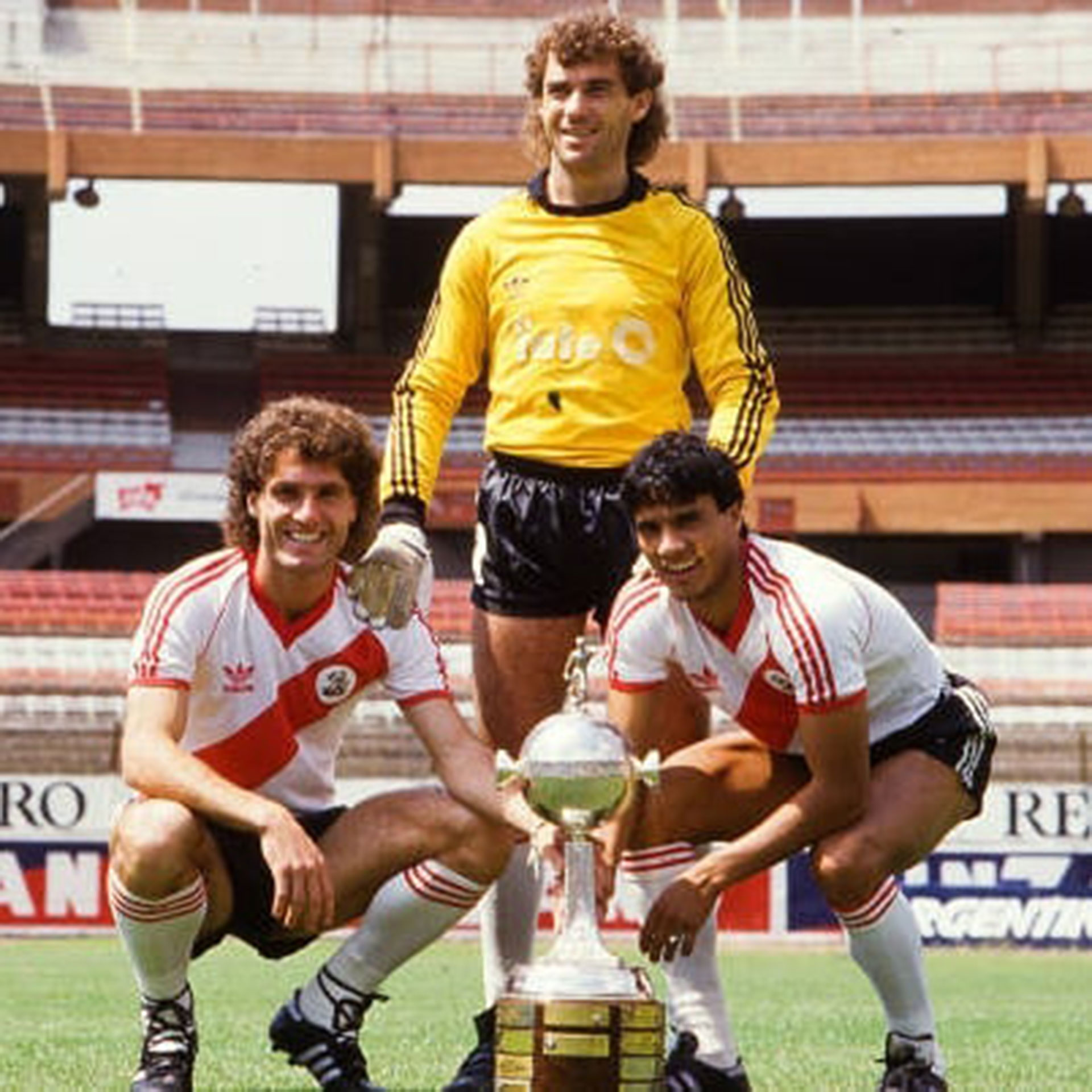 Nery Pumpido junto a Oscar Ruggeri y el Negro Enrique. Los tres ganaron la Copa Libertadores, la Copa Intercontinental y el Mundial en 1986.