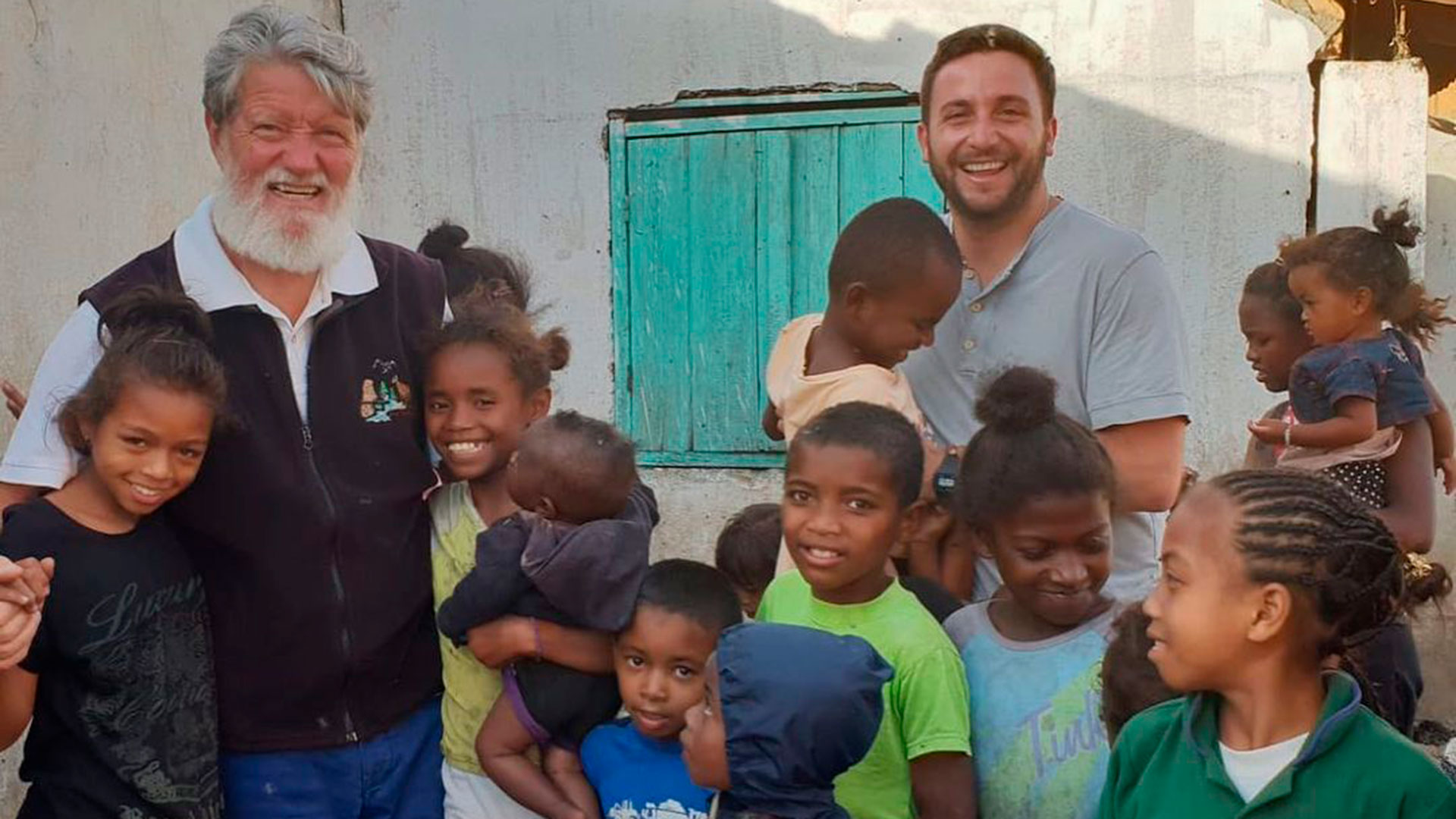 Pedro Opeka, el sacerdote misionero argentino, y Gastón Vigo en Akamasoa, Madagascar, junto a los más necesitados (Crédito: Gastón Vigo)