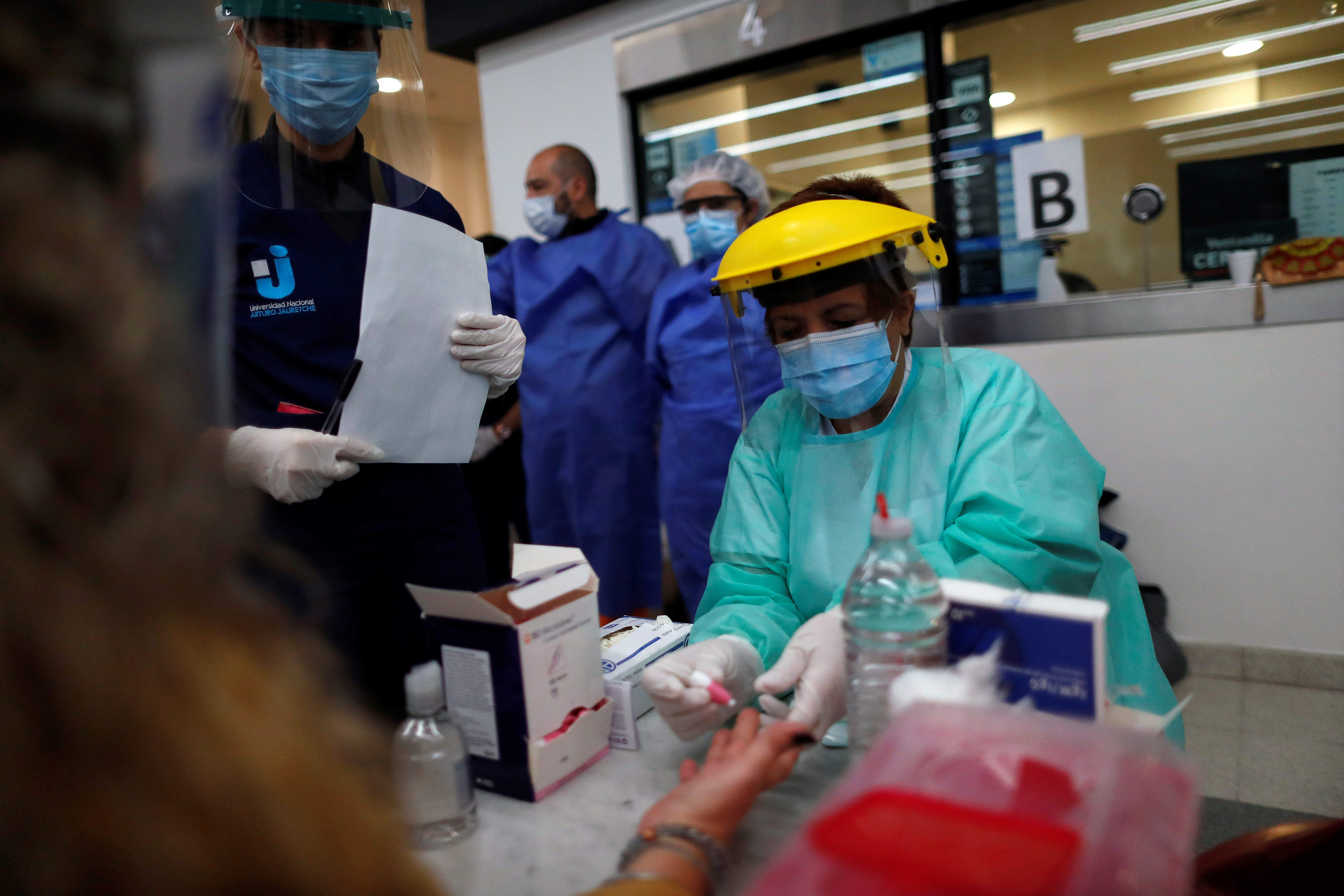 Testeos en la estación Constitución, en la Ciudad de Buenos Aires. (REUTERS/Agustin Marcarian)