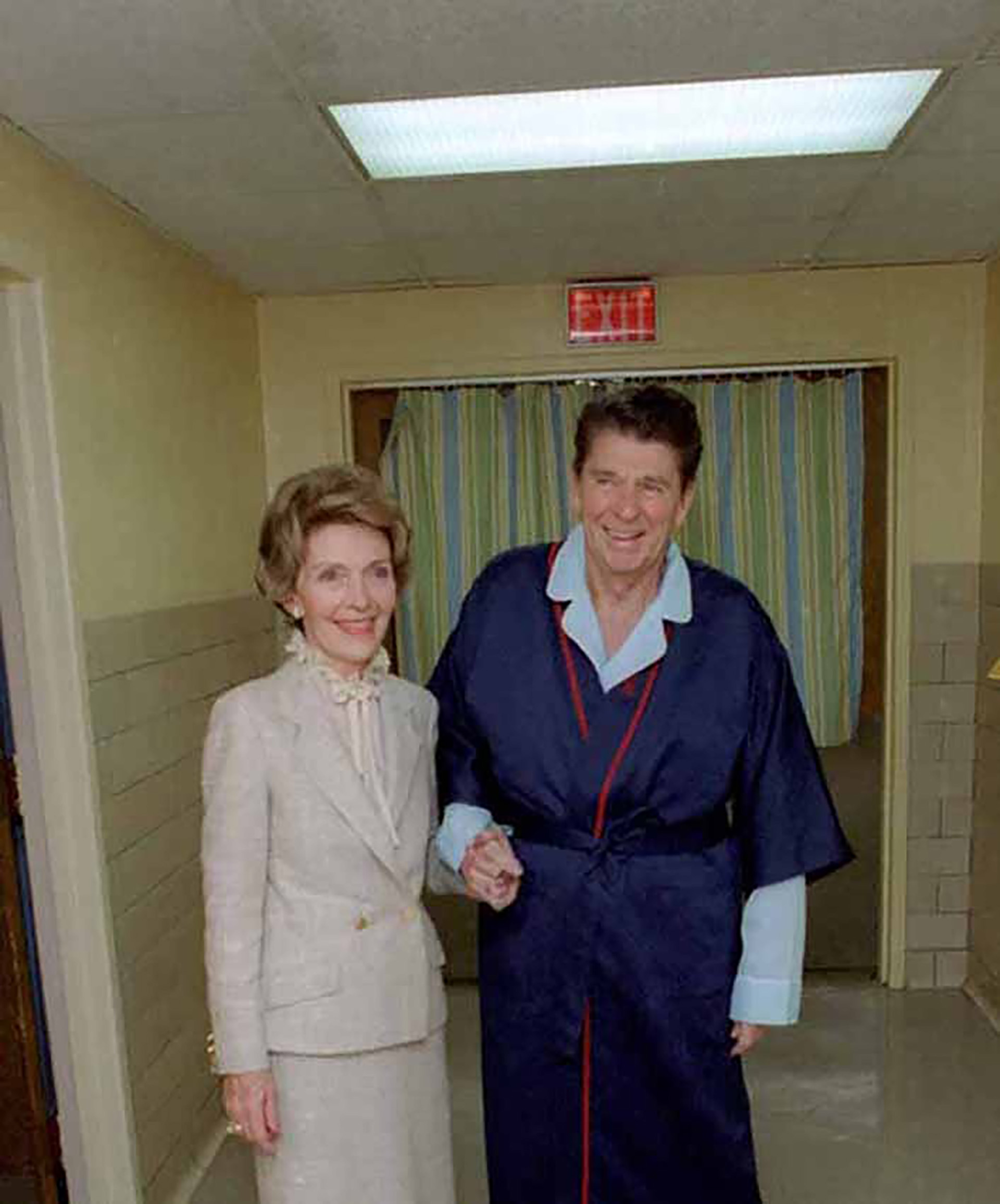 Ni bien salido del quirófano, enfrentó a una demudada y llorosa Nancy Reagan con una frase épica: “Lo siento, querida. Me olvidé de esquivar” (Historical Collection/Shutterstock)