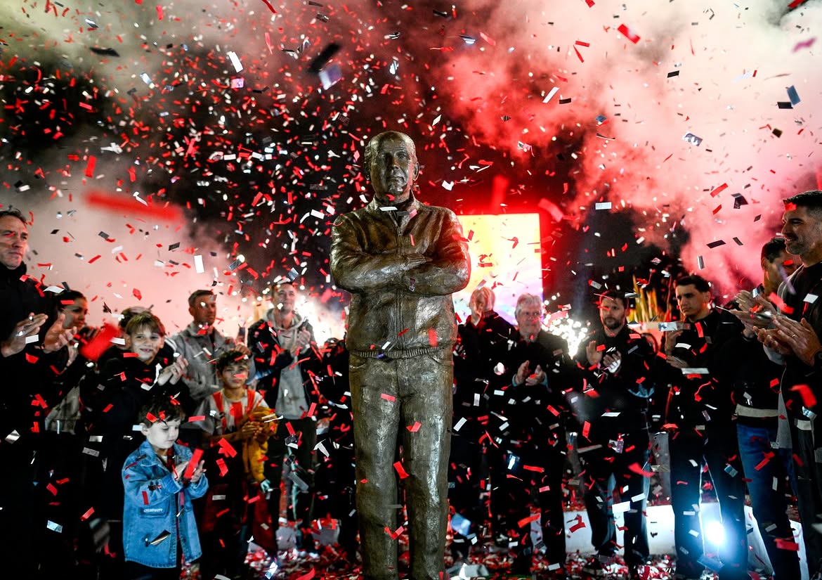 El emotivo homenaje de Estudiantes de La Plata a Alejandro Sabella: las im&aacute;genes del momento en que descubrieron su estatua en UNO