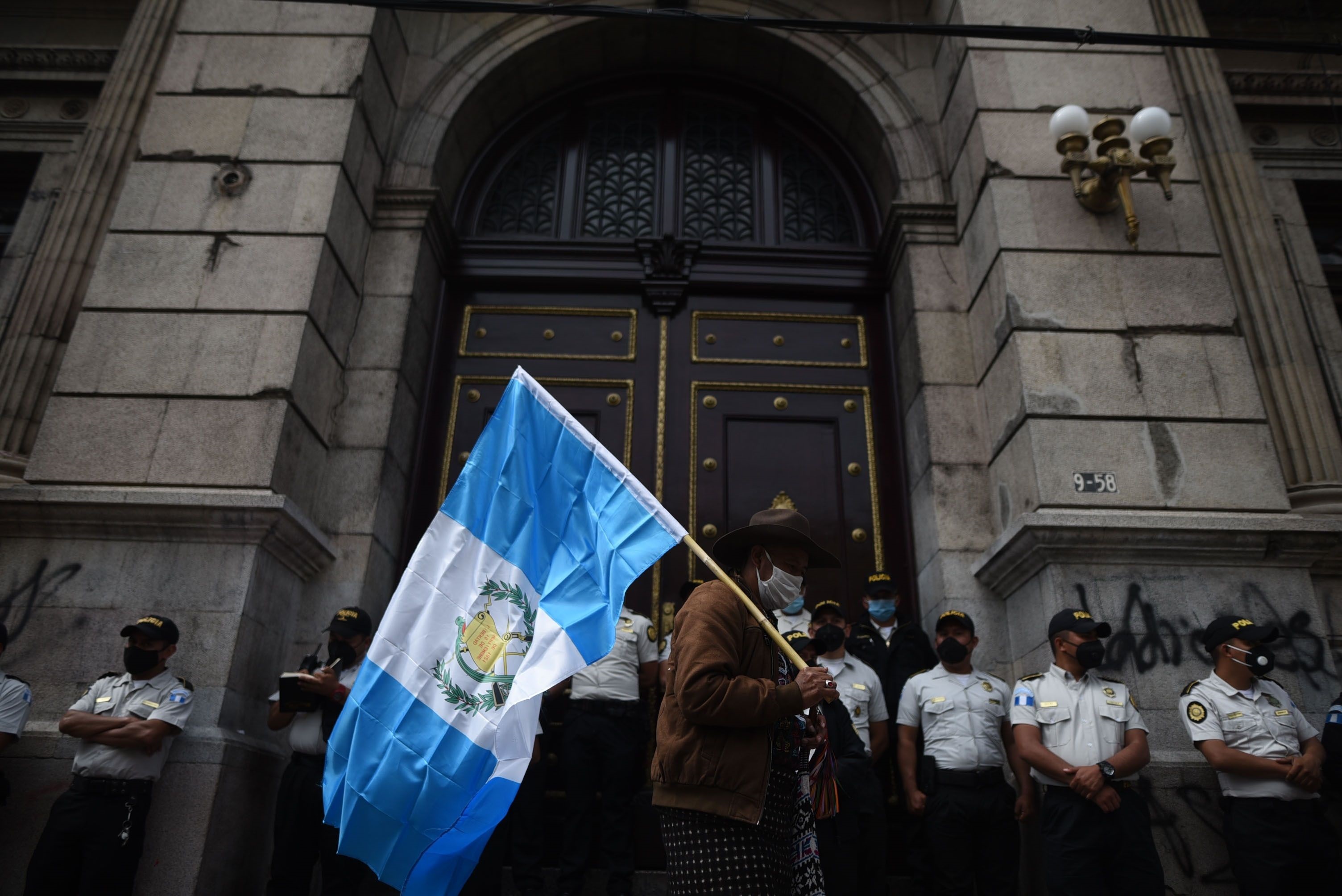 Autoridades ind�genas de Guatemala se manifiesta en contra del presidente del pa�s, Alejandro Giammattei, y le advierten que tienen la capacidad de paralizar el pa�s, el 24 de noviembre de 2020 en Ciudad de Guatemala (Guatemala). EFE/Edwin Berc�an/Archivo
