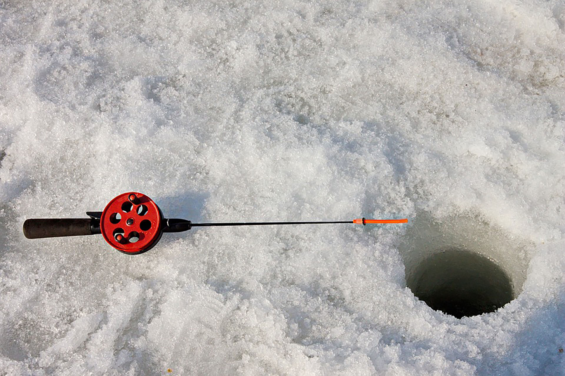 En Canadá lo llaman "ice fishing" y las familias se reúnen a hacerlo todos los inviernos