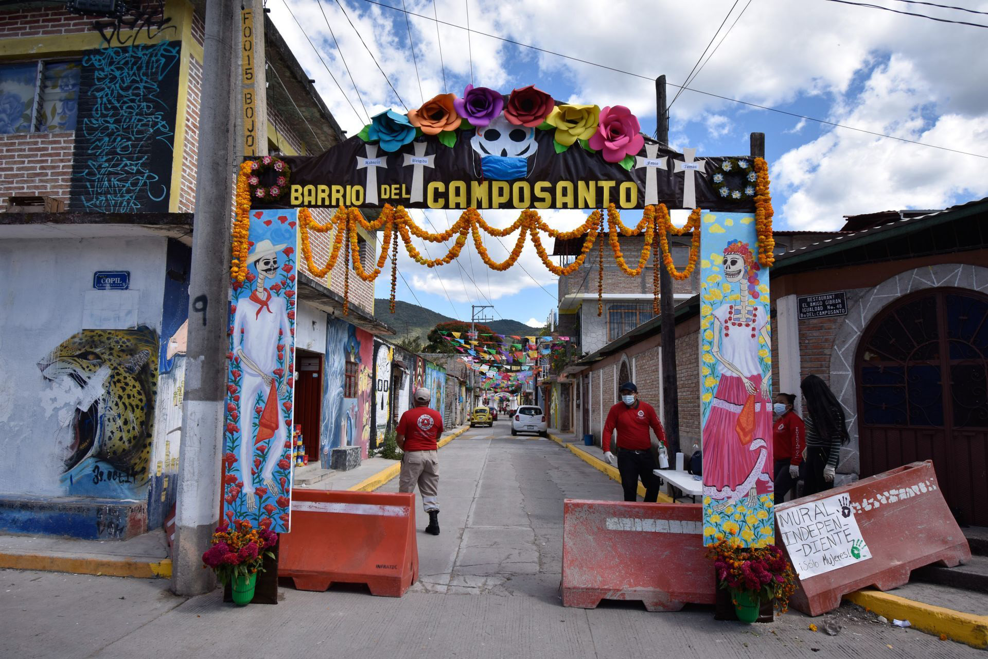 Tixtla, Guerrero, México. 1 de noviembre de 2020. Ante la cancelación de las actividades que se realizan en Tixtla para conmemorar el Día de Muertos, como lo es la elaboración de murales y la colocación de arcos decorativos, solo dos barrios se resistieron a desistir de esta actividad, por lo que el barrio de San Lucas y del Camposanto, colocaron sus respectivos arcos.