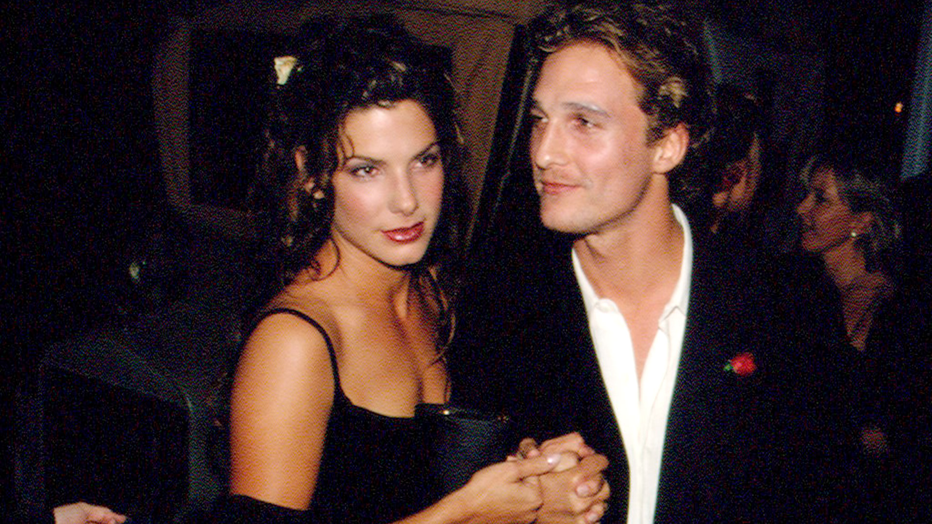 Sandra Bullock y Matthew McConaughey en la premiere de “In love and war”, en 1997 (Photo by Frank Trapper/Corbis via Getty Images)