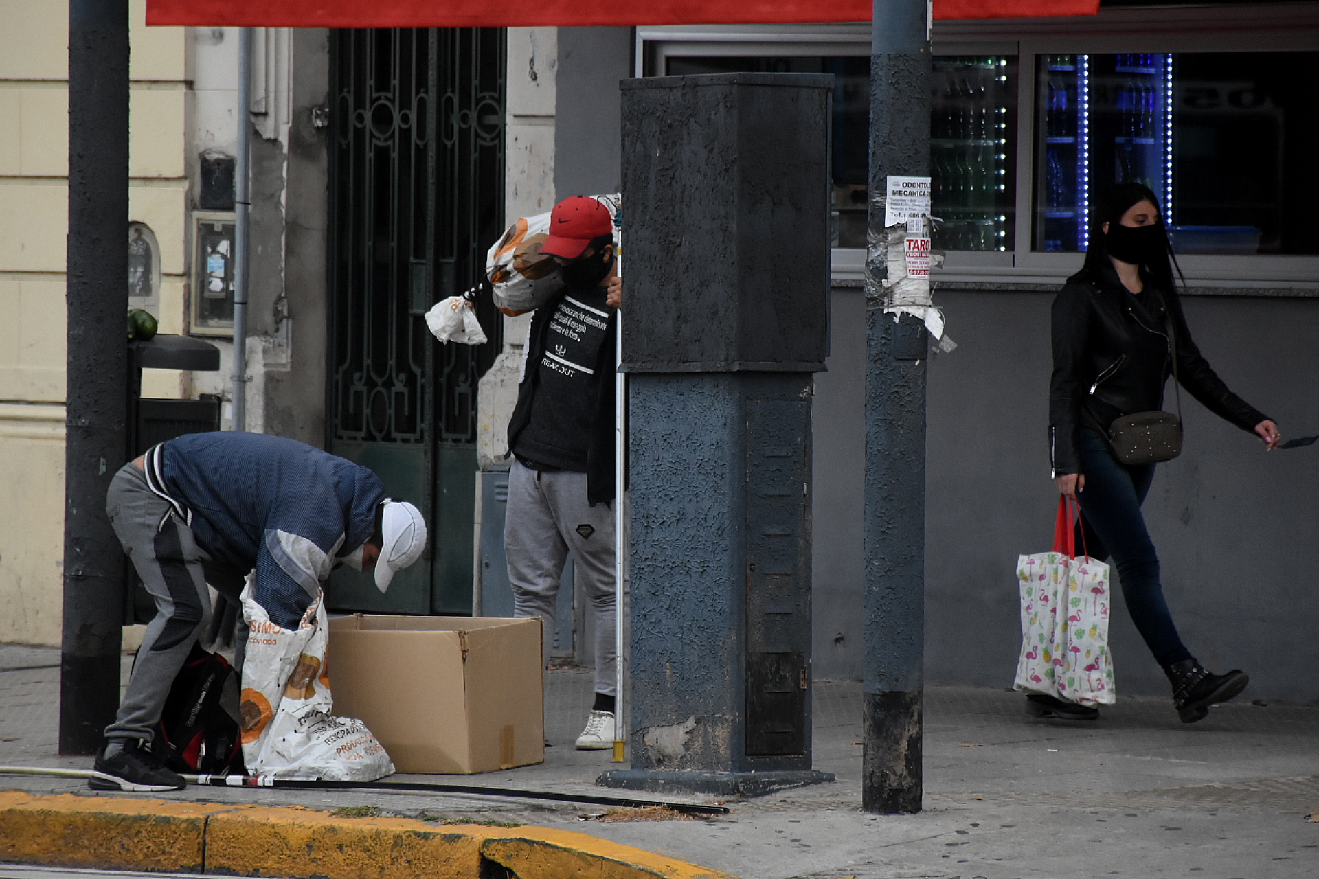 Muchas organizaciones no gubernamentales asisten a las personas en situación de calle: organizan ollas para darles de comer en puntos clave de la ciudad o entregan abrigos. La pandemia complicó la organización de estos operativos.