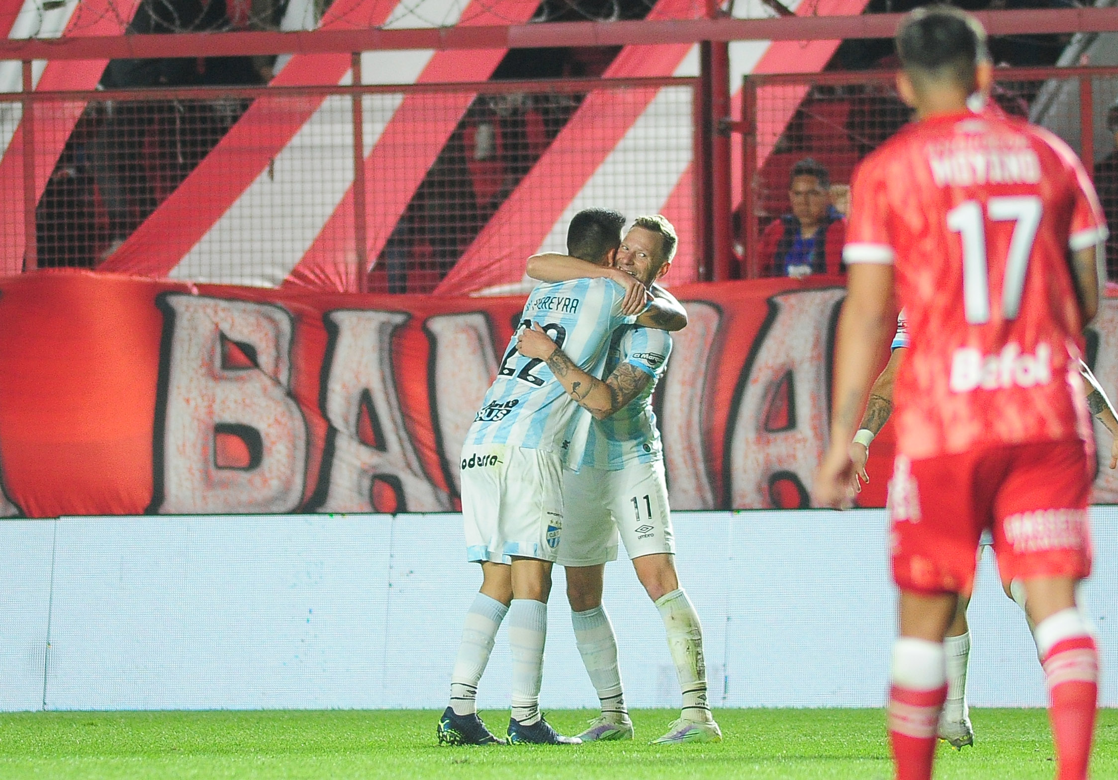 Atlético Tucumán le ganó 2-1 a Argentinos en La Paternal y se trepó a la cima del torneo