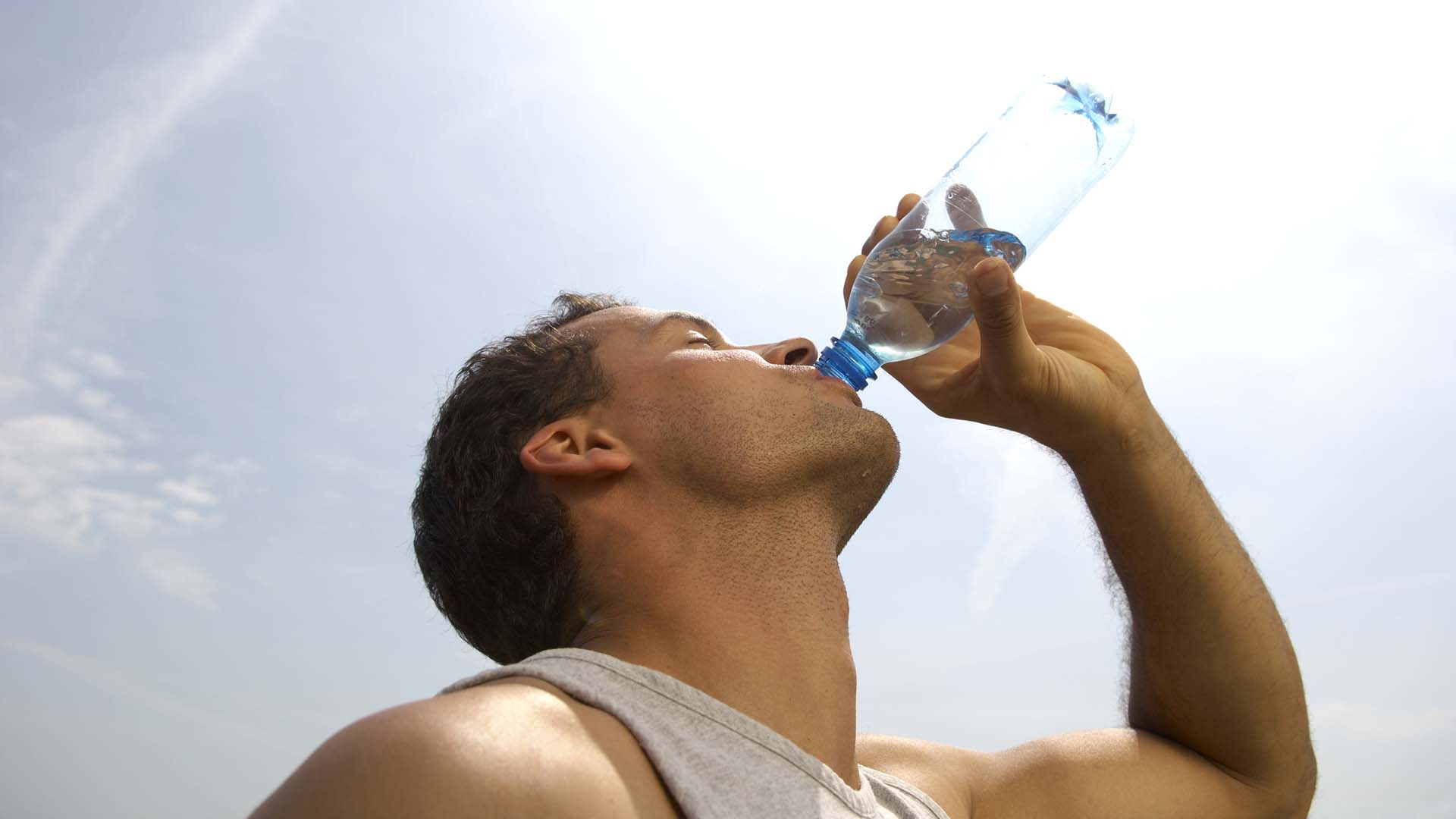 Cuando se realiza actividad física los días de calor, se calcula que hay que tomar 250 cm³ de agua cada 20 minutos.