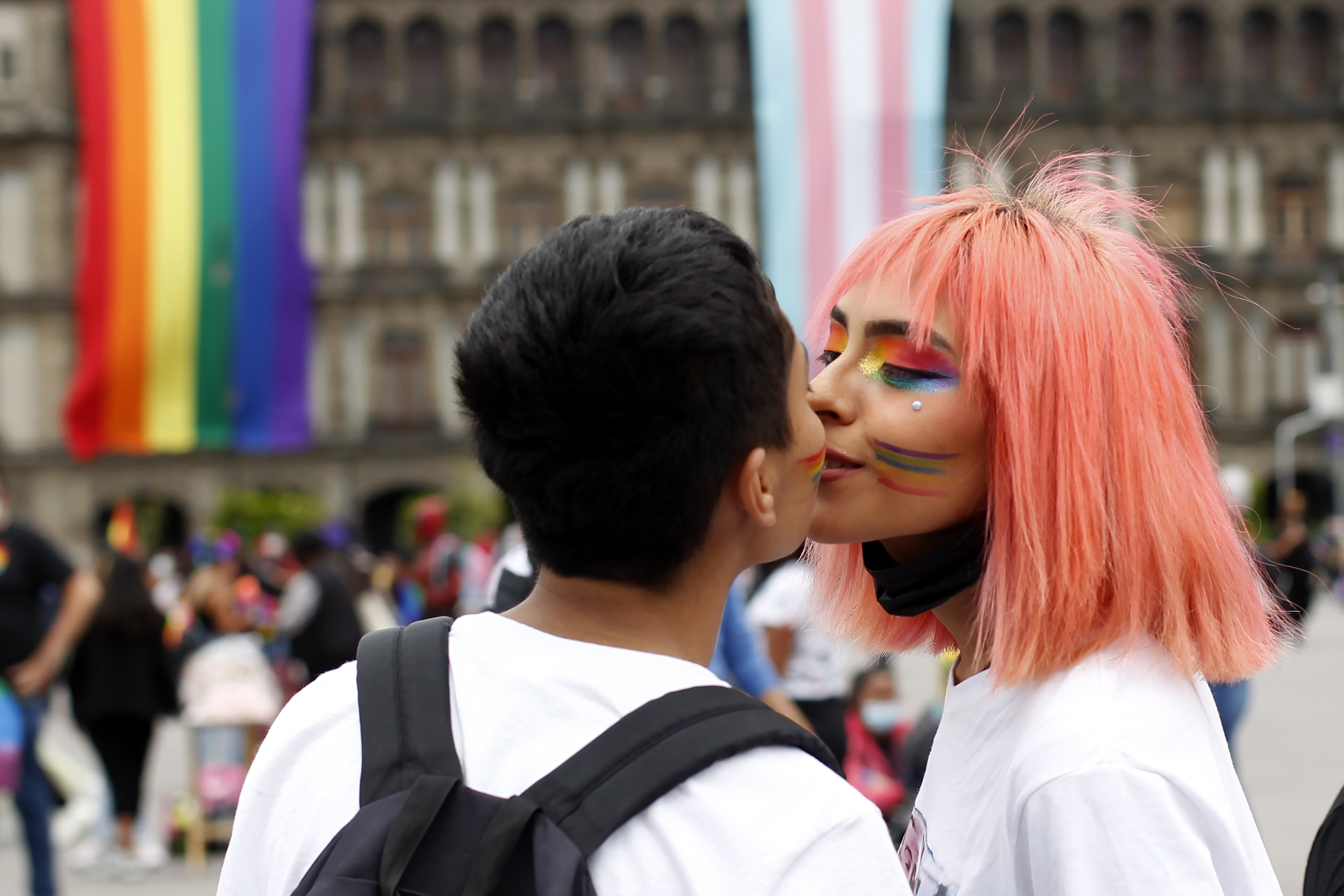 Dos jóvenes se besan luego al llegar al Zócalo capitalino (Foto: Karina Herández / Infobae)