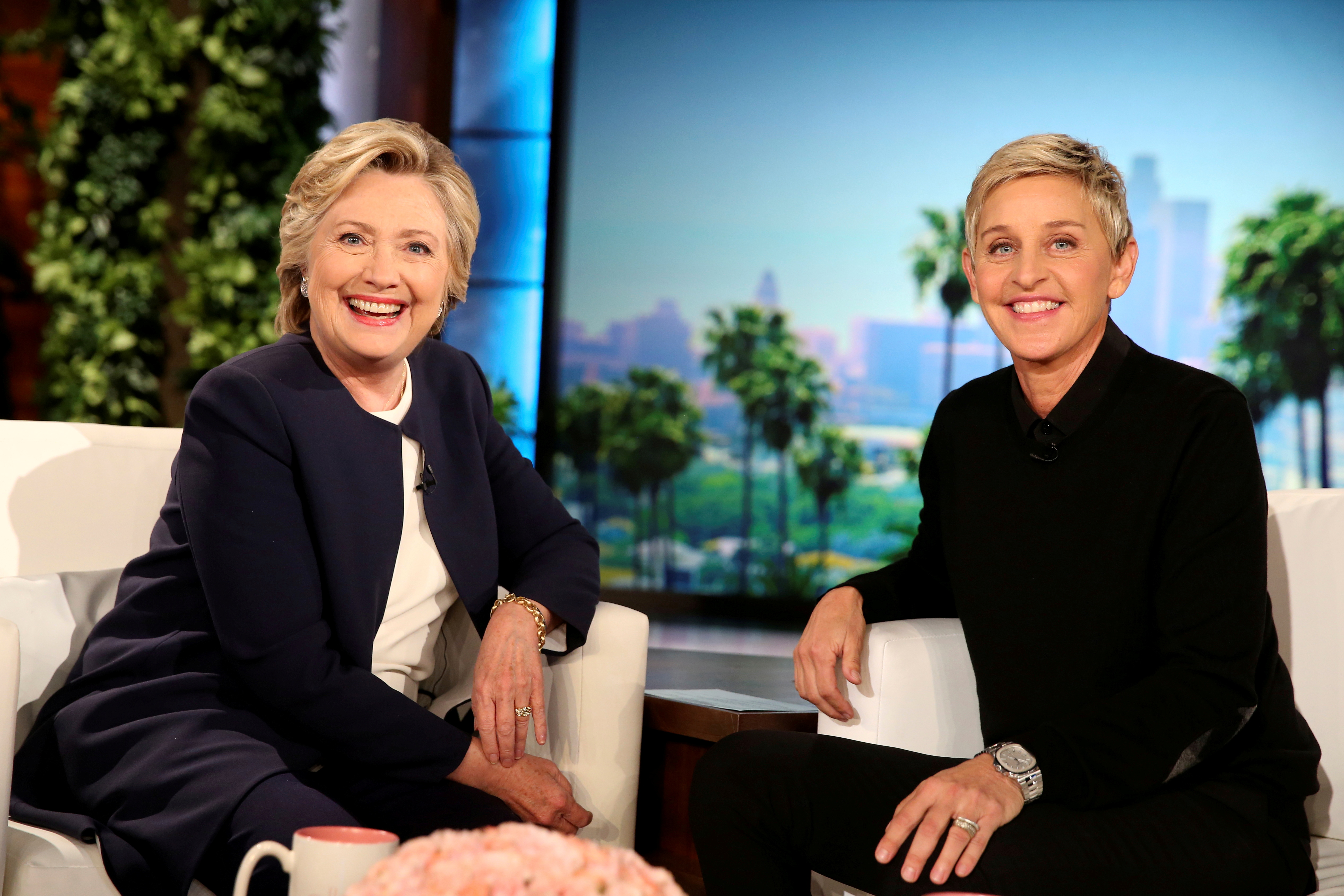 Ellen DeGeneres con Hillary Clinton en su programa (Reuters)