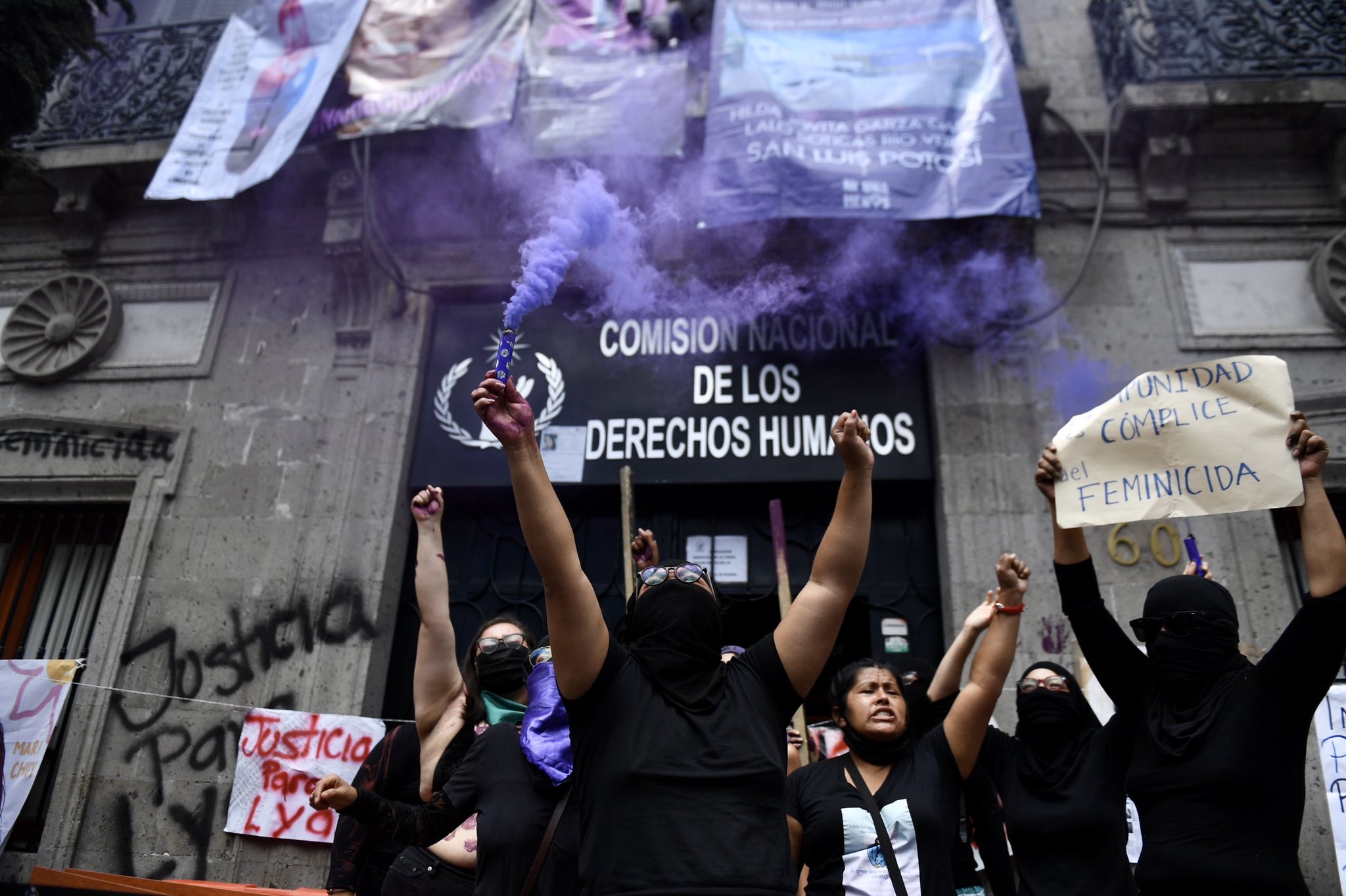 Madres de familia y colectivos feministas mantiene tomadas las oficinas de la CNDH ubicadas en el Centro Histórico de la Ciudad de México. Exigen justicia para sus familiares (Foto: @hoysololeslie)