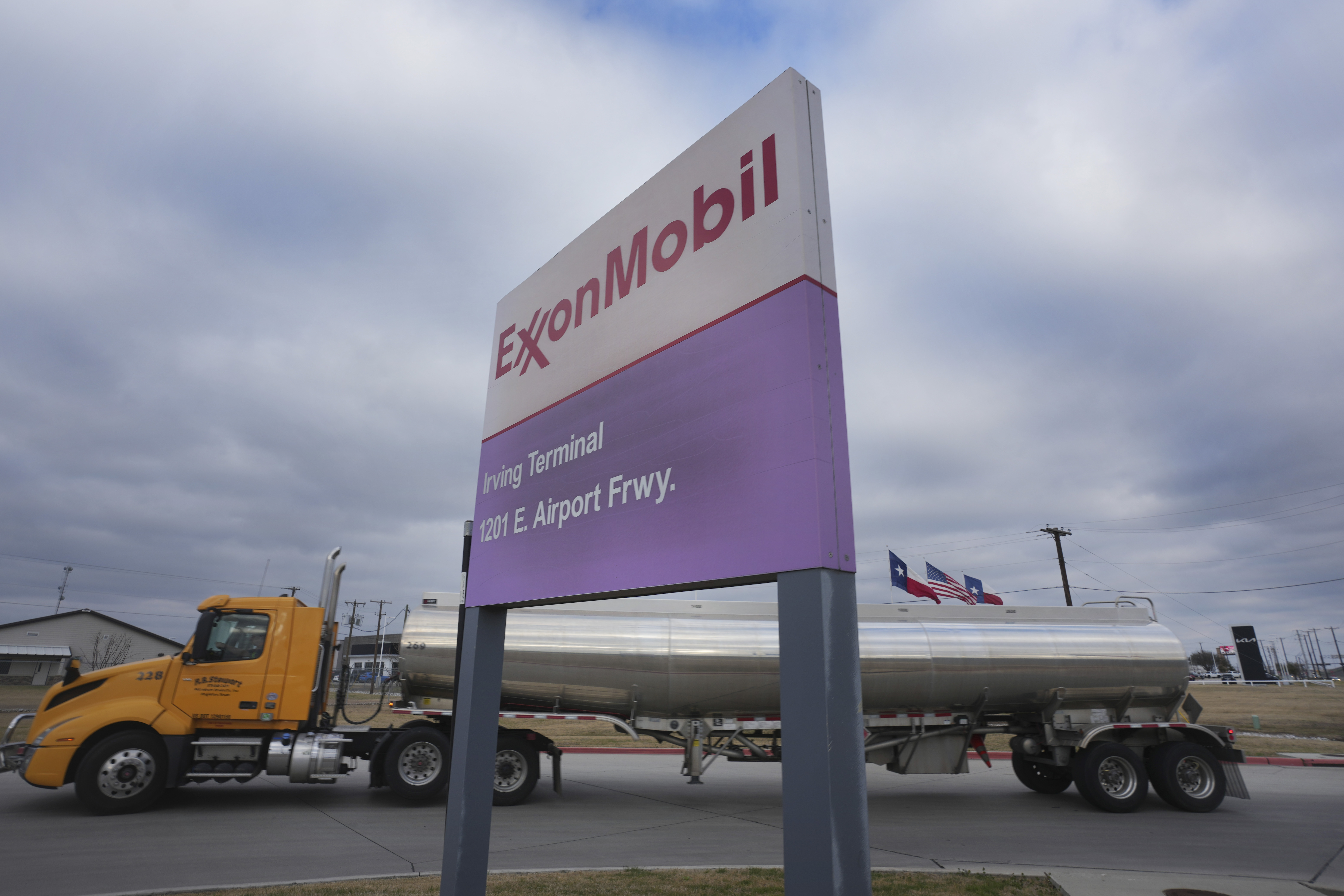 Un camión cisterna ingresa a una instalación de distribución y almacenamiento de combustible de ExxonMobil en Irving, Texas, el miércoles 25 de enero de 2023. (Foto AP/LM Otero)