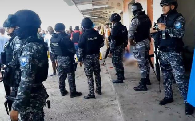 El Consejo de Seguridad Pública y del Estado declaró como terroristas a ocho grupos de delincuencia organizada en el país, luego de la masacre en un puerto pesquero de Esmeraldas (Twitter/@CapiZapataEC)