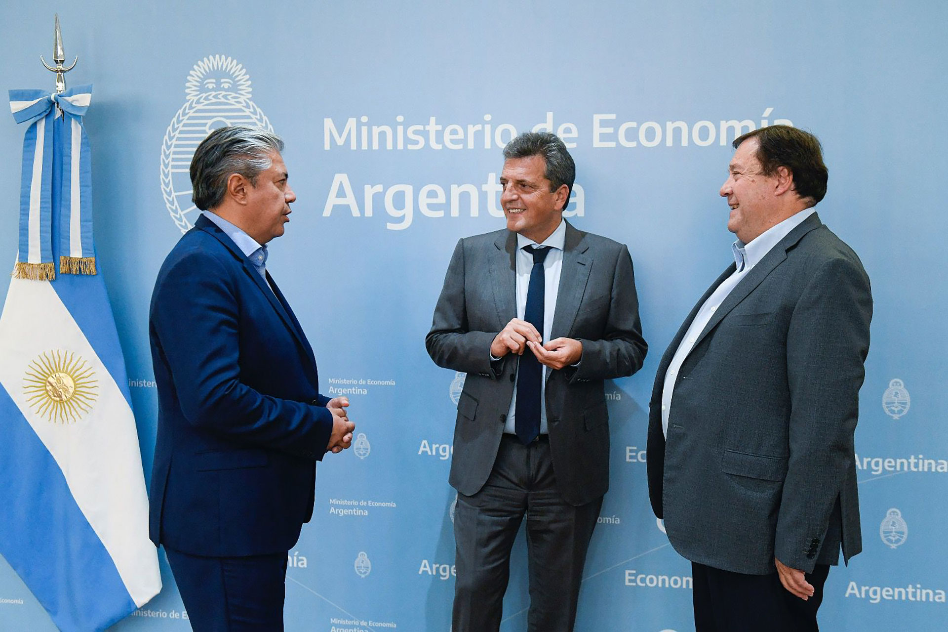 Foto de abril. Massa se mostró junto a Figueroa y Weretilneck en el Ministerio de Economía.