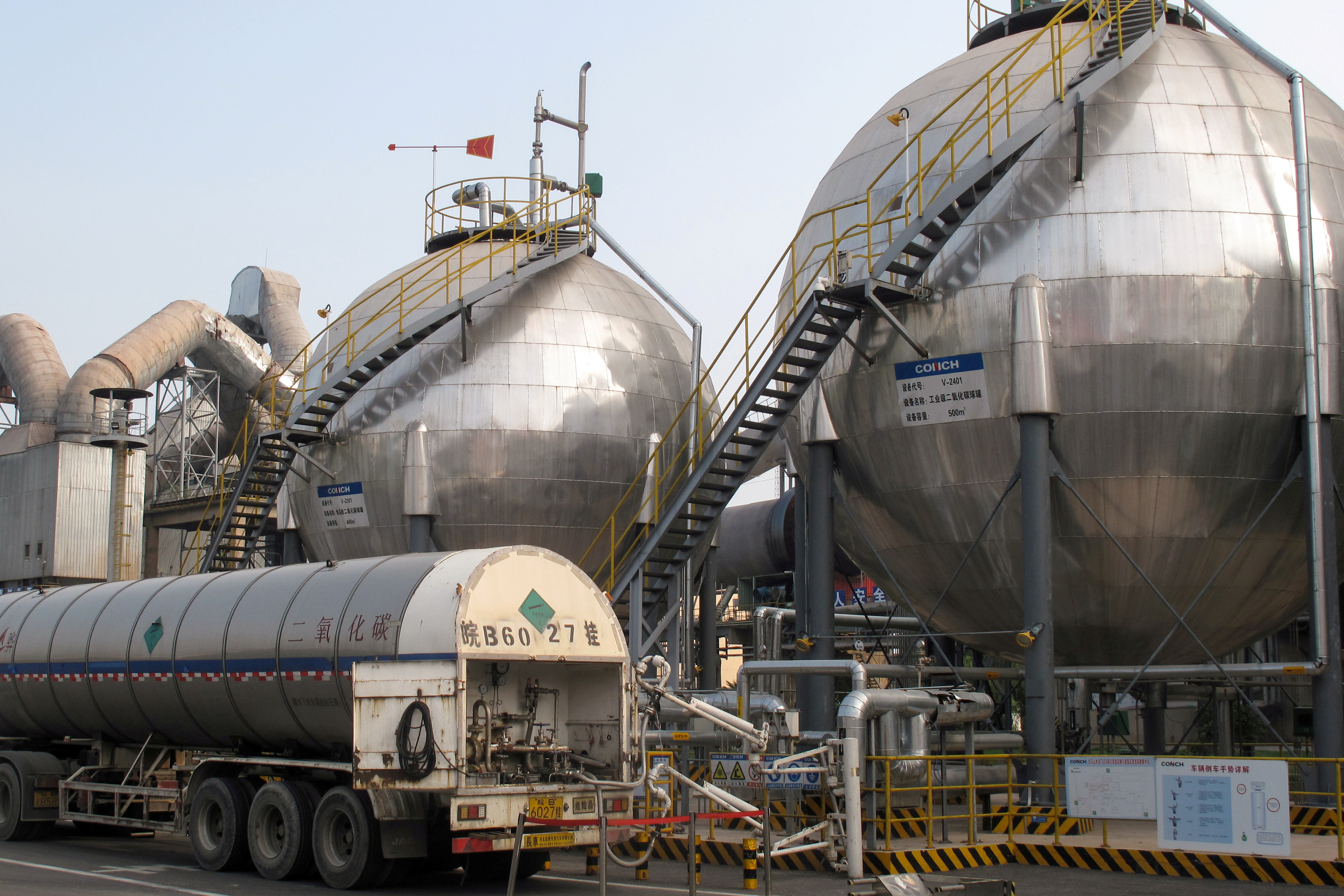 FOTO DE ARCHIVO: Se ven tanques de almacenamiento de CO2 en una planta de cemento y una instalación de captura de carbono en Wuhu, provincia de Anhui, China, el 11 de septiembre de 2019. REUTERS / David Stanway / Foto de archivo
